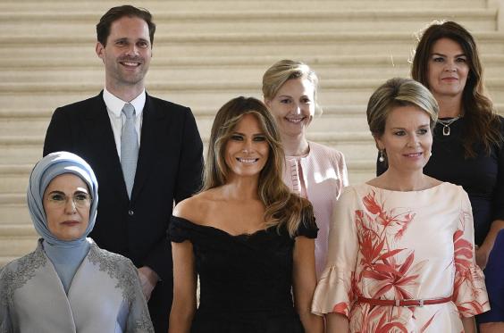 ديستيانى مع زوجات الرؤساء فى قمة الناتو
