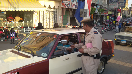   ضابط مرور يداعب احد السائقين ويهنئة بشهر رمضان