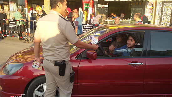    ضابط مرور يوزع ارشادات على السائقين
