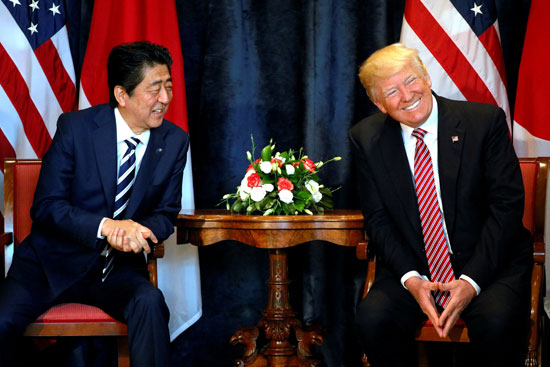 ترامب-يستمع-لرئيس-الوزراء-اليابانى