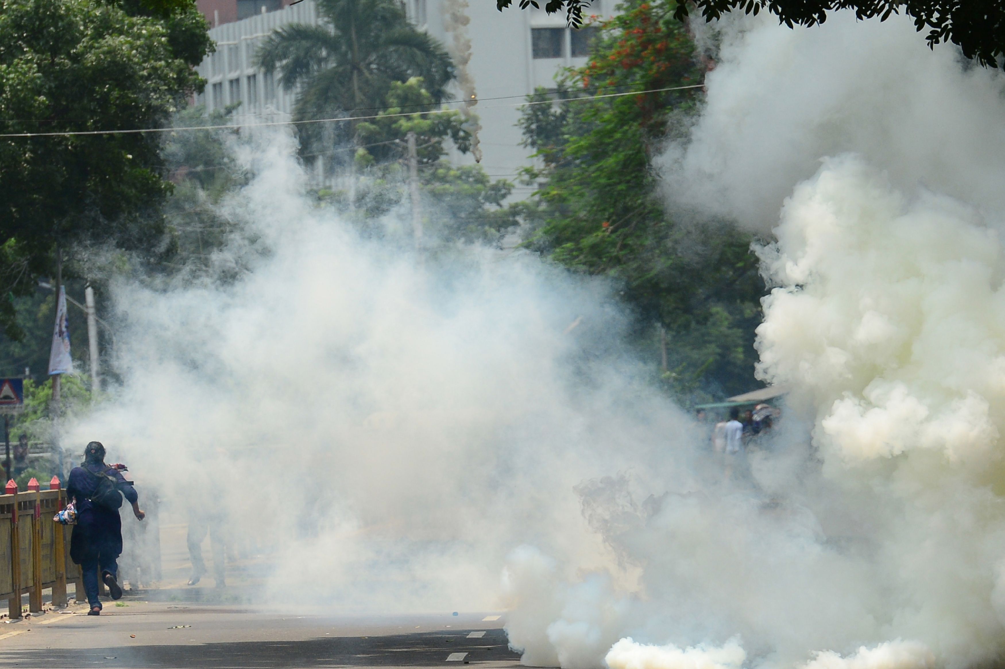 قنابل مسيلة للدموع لتفريق مظاهرات فى بنجلادش