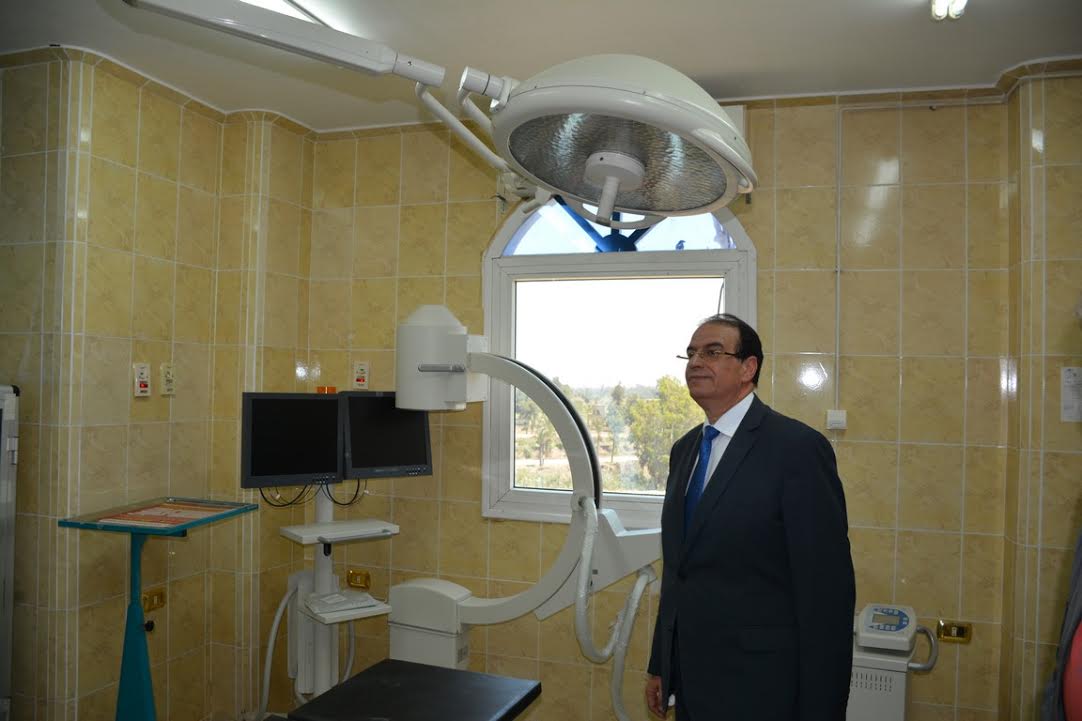 الدكتور احمد الشعراوى خلال جولته بالمستشفى