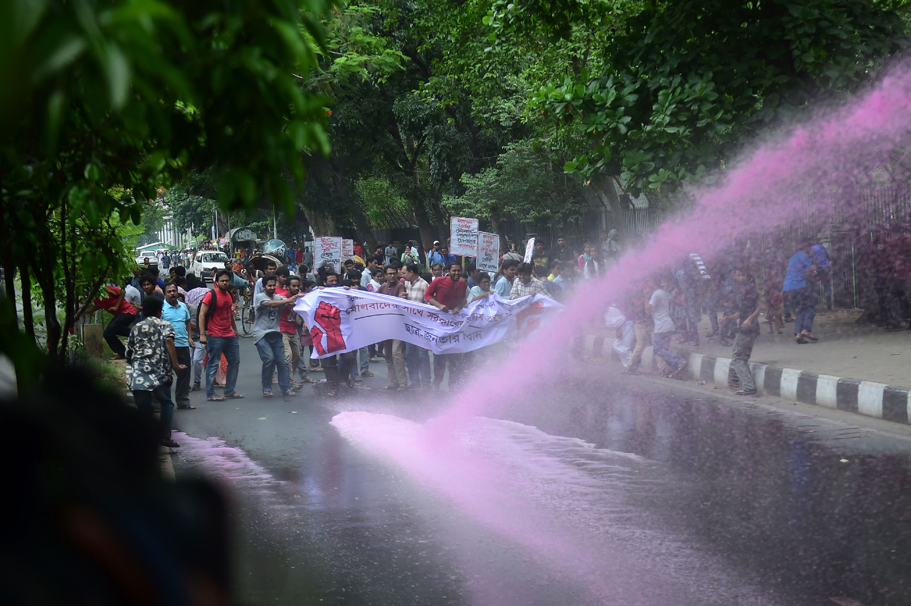 استخدام الزاز الملون لفض مظاهرات فى بنجلادش