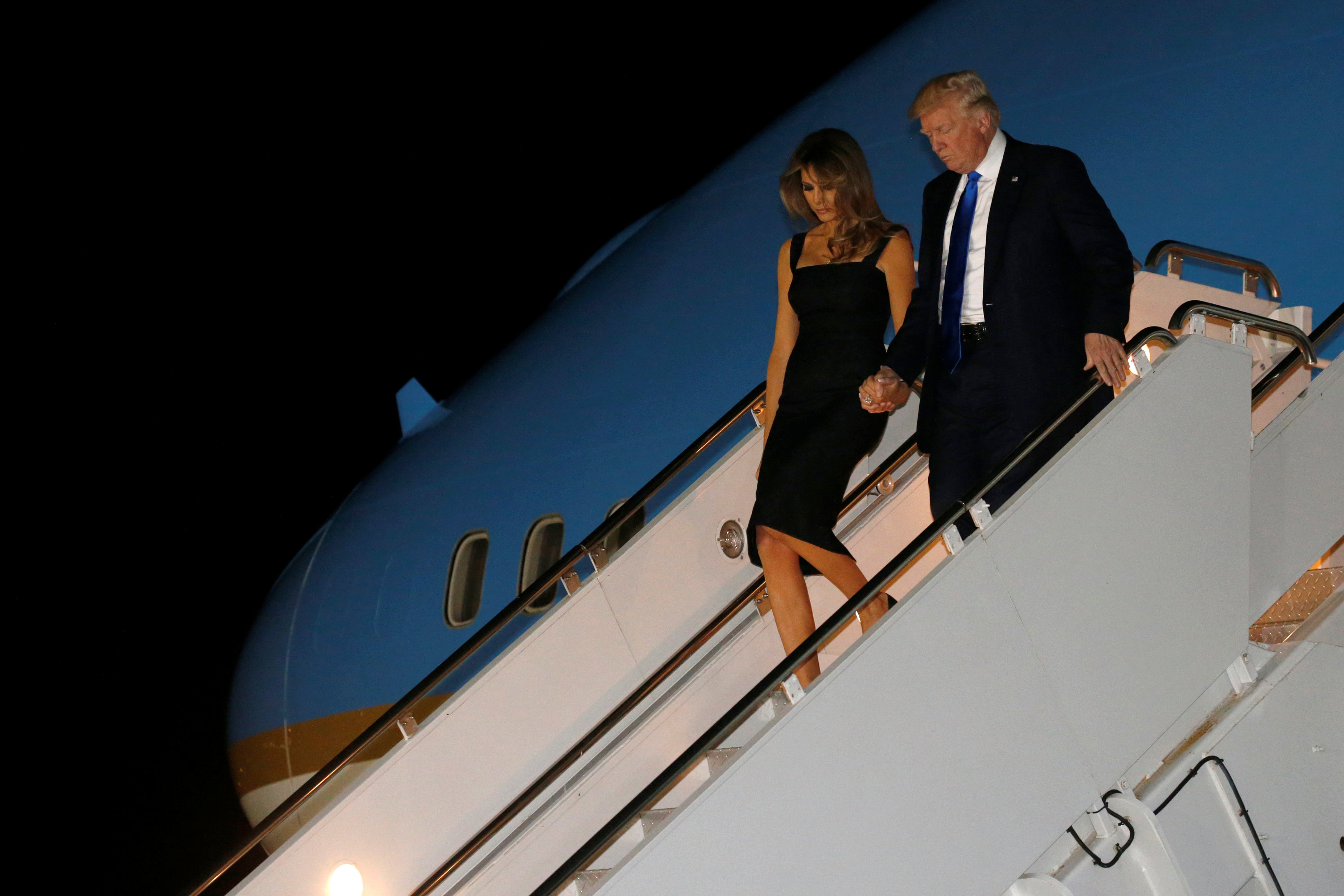 ترامب وزوجته ميلانيا يهبطان سلم الطائرة فى صقلية