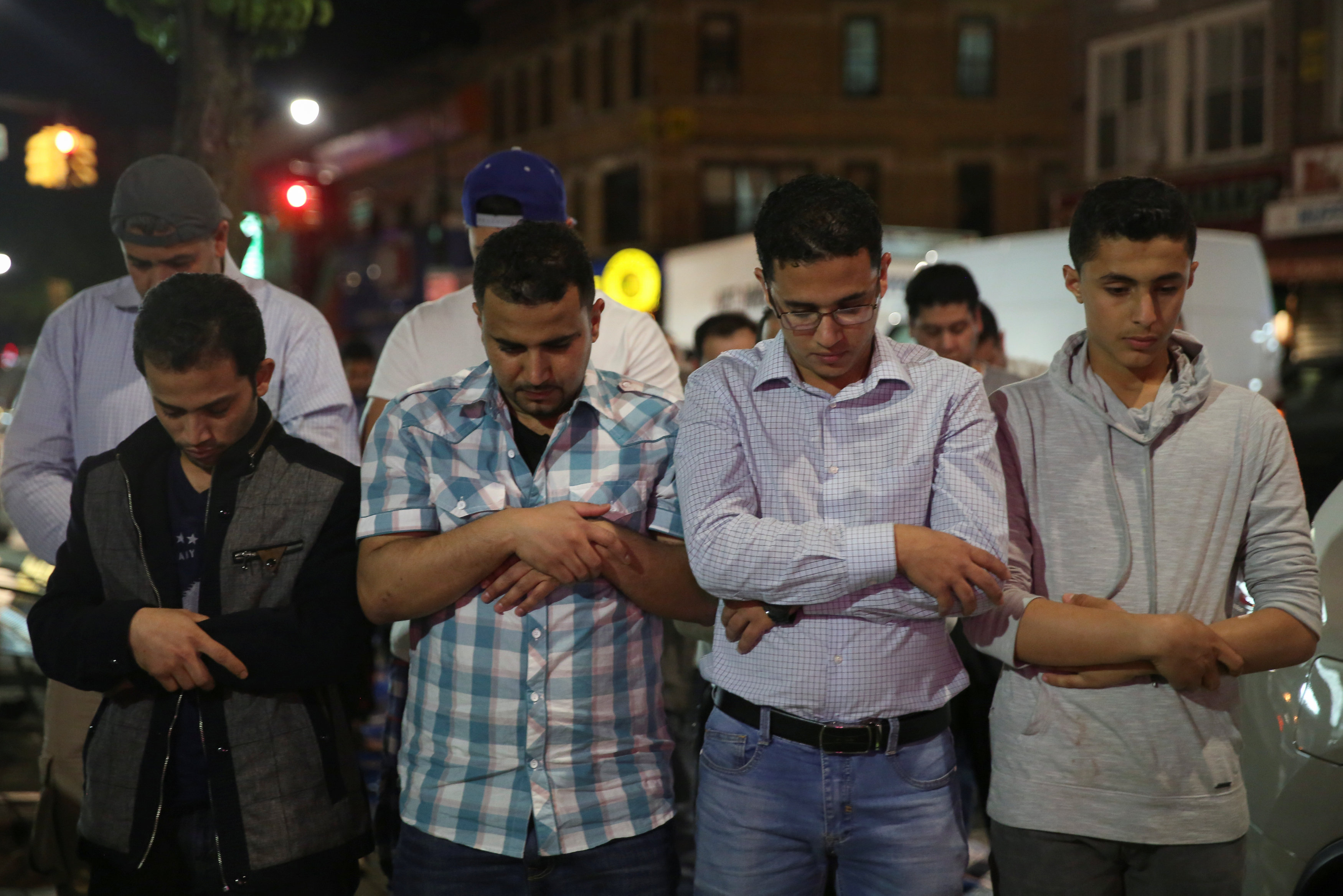 مسلمو أمريكا يؤدون الصلاة فى نيويورك
