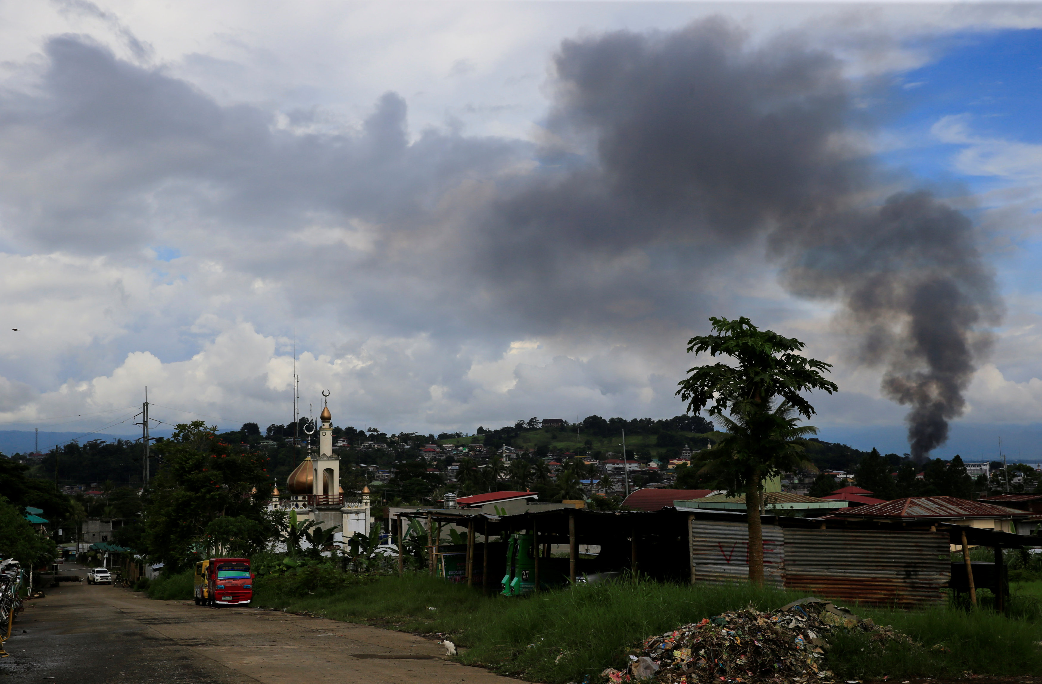 تصاعد اعمدة الدخان نتيجة للاشتباكات فى الفلبين