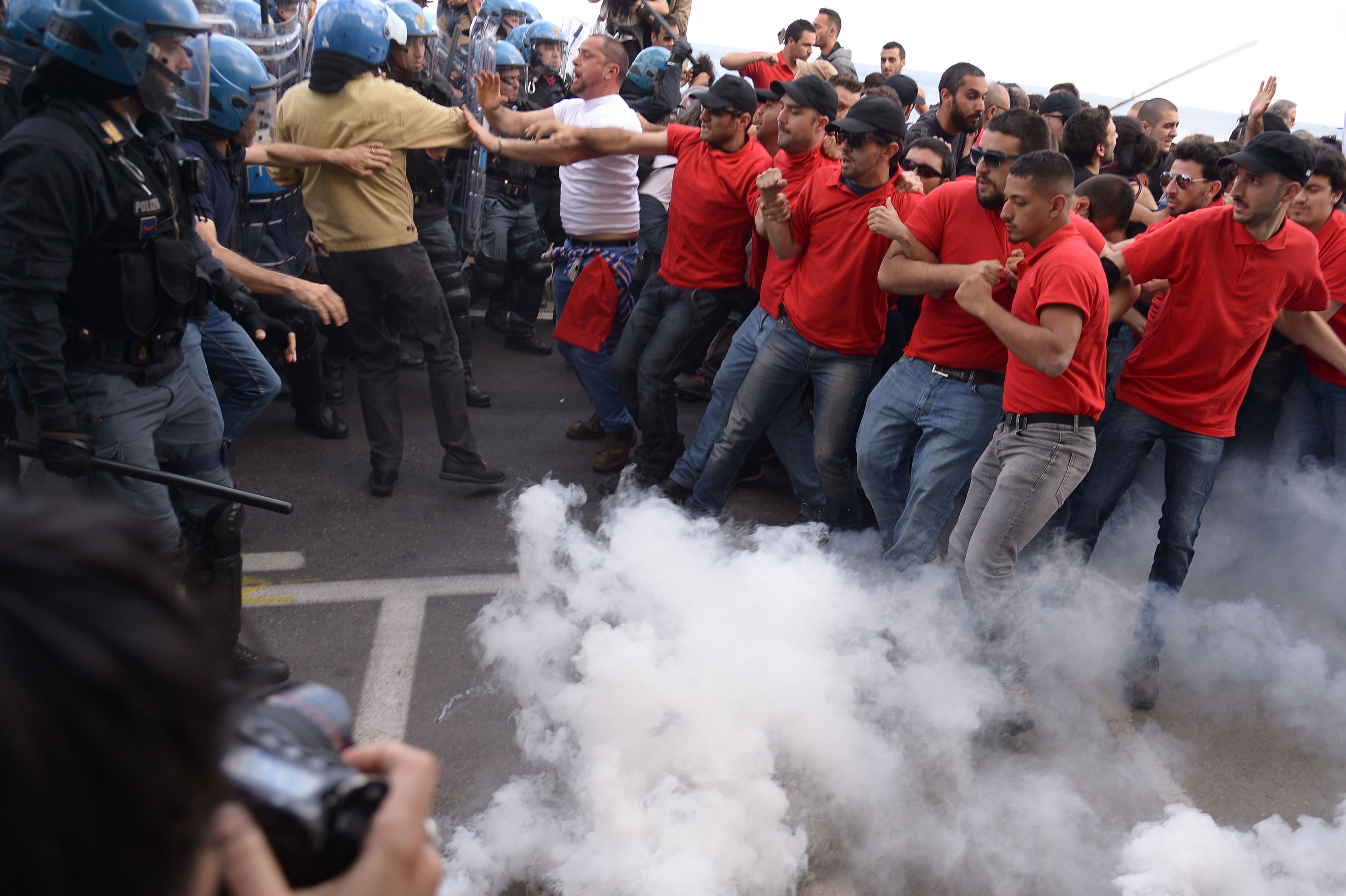الشرطة تستخدم الغاز المسيل للدموع لتفريق المتظاهرين