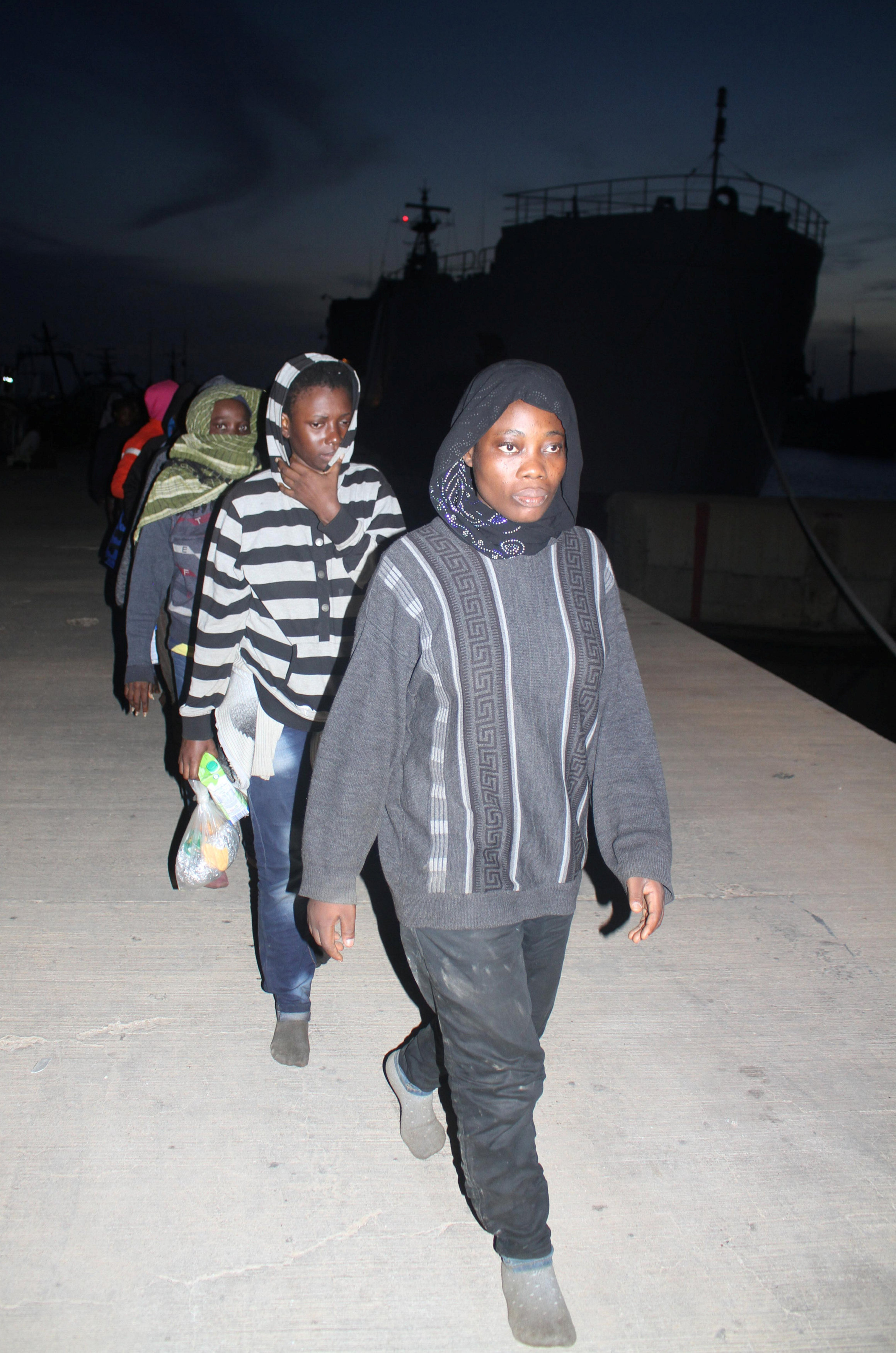 مهاجرات على سواحل ليبيا عقب انقاذ حياتهن من الموت فى المتوسط