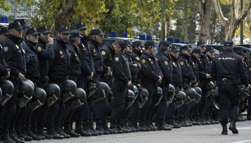 الشرطة الاسبانية خارج ملعب المباراة