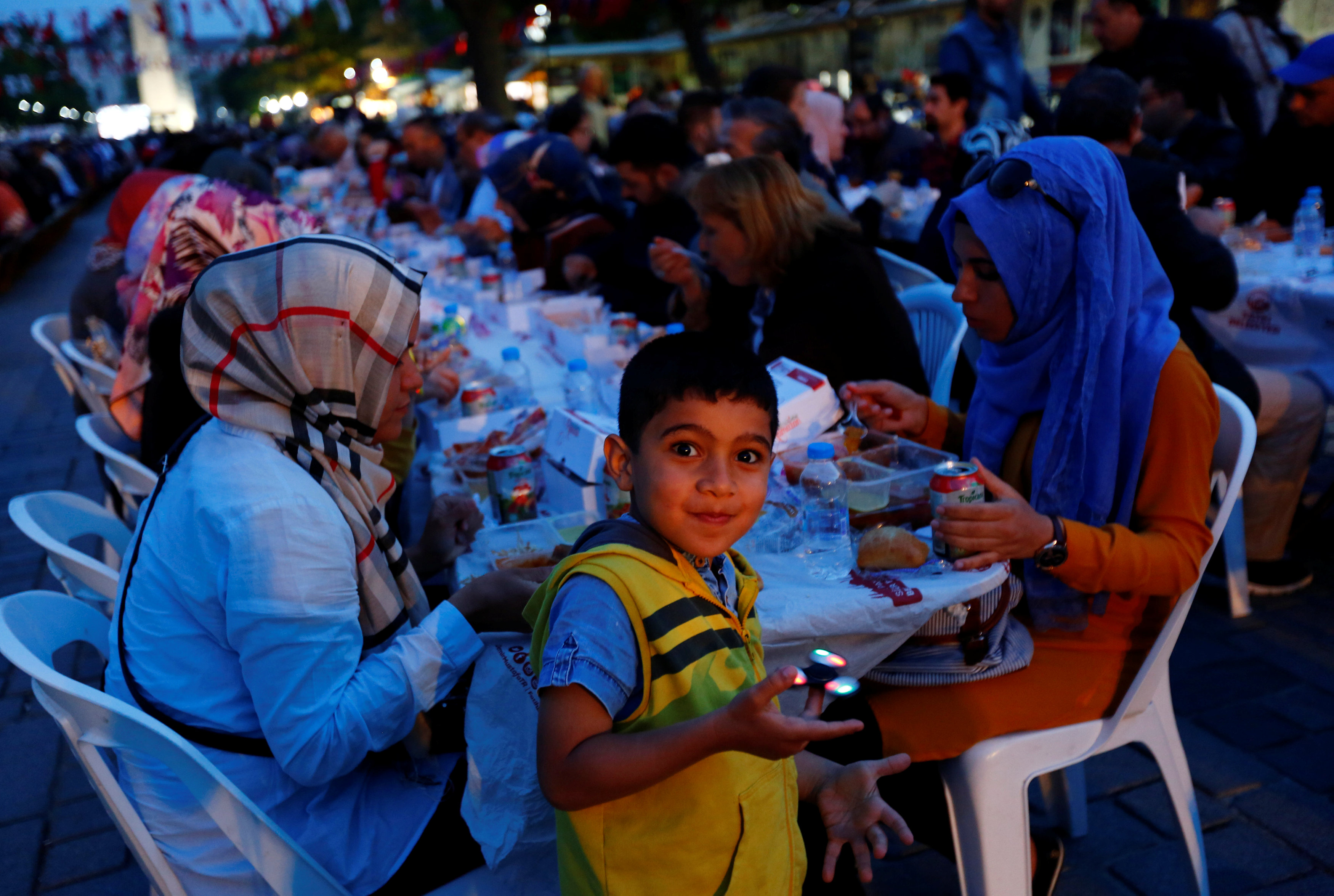 مسلمات يفطرن فى أحد المطاعم التركية