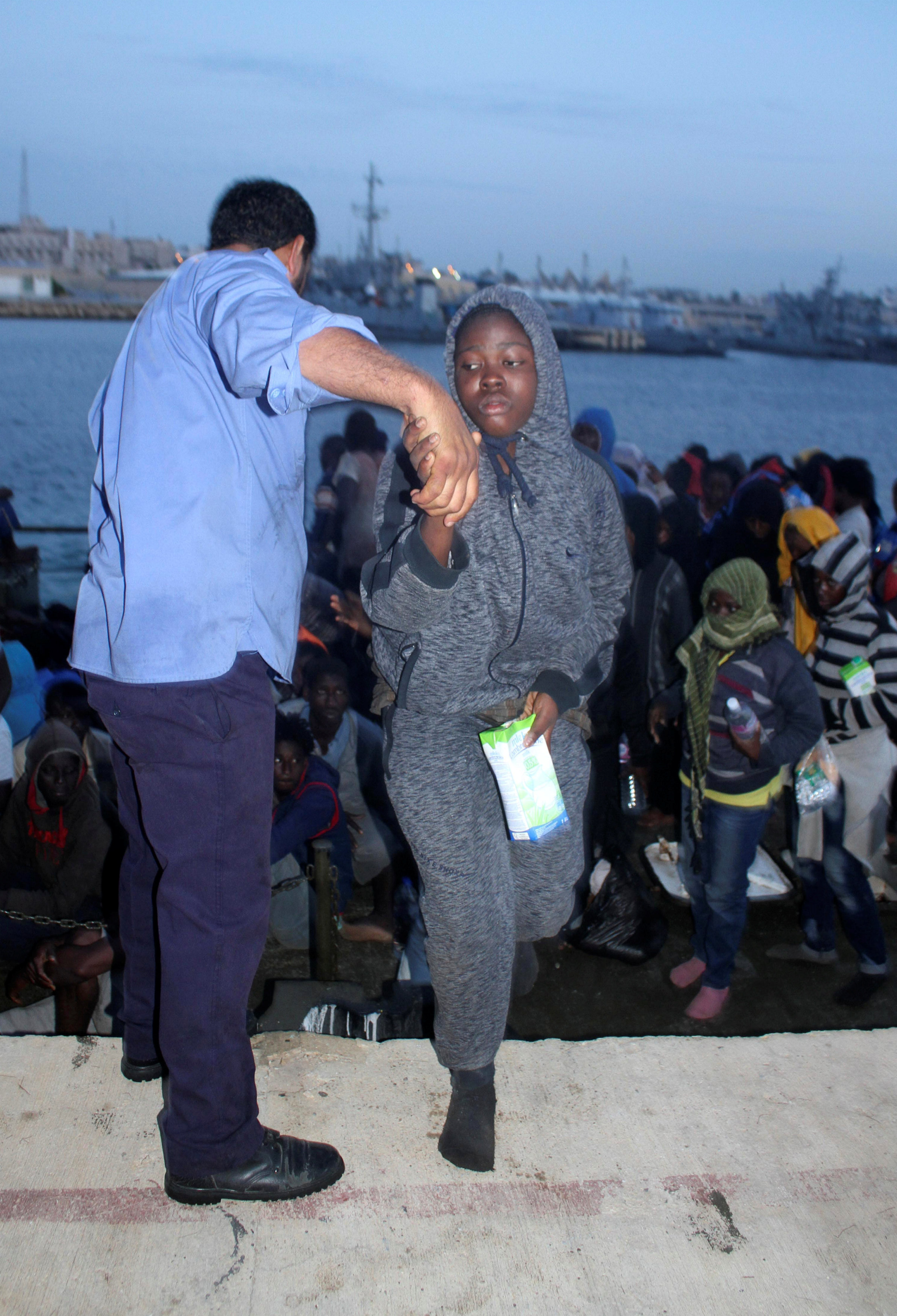عبور إحدى المهاجرات إلى شواطئ ليبيا عقب انقاذ حياتها