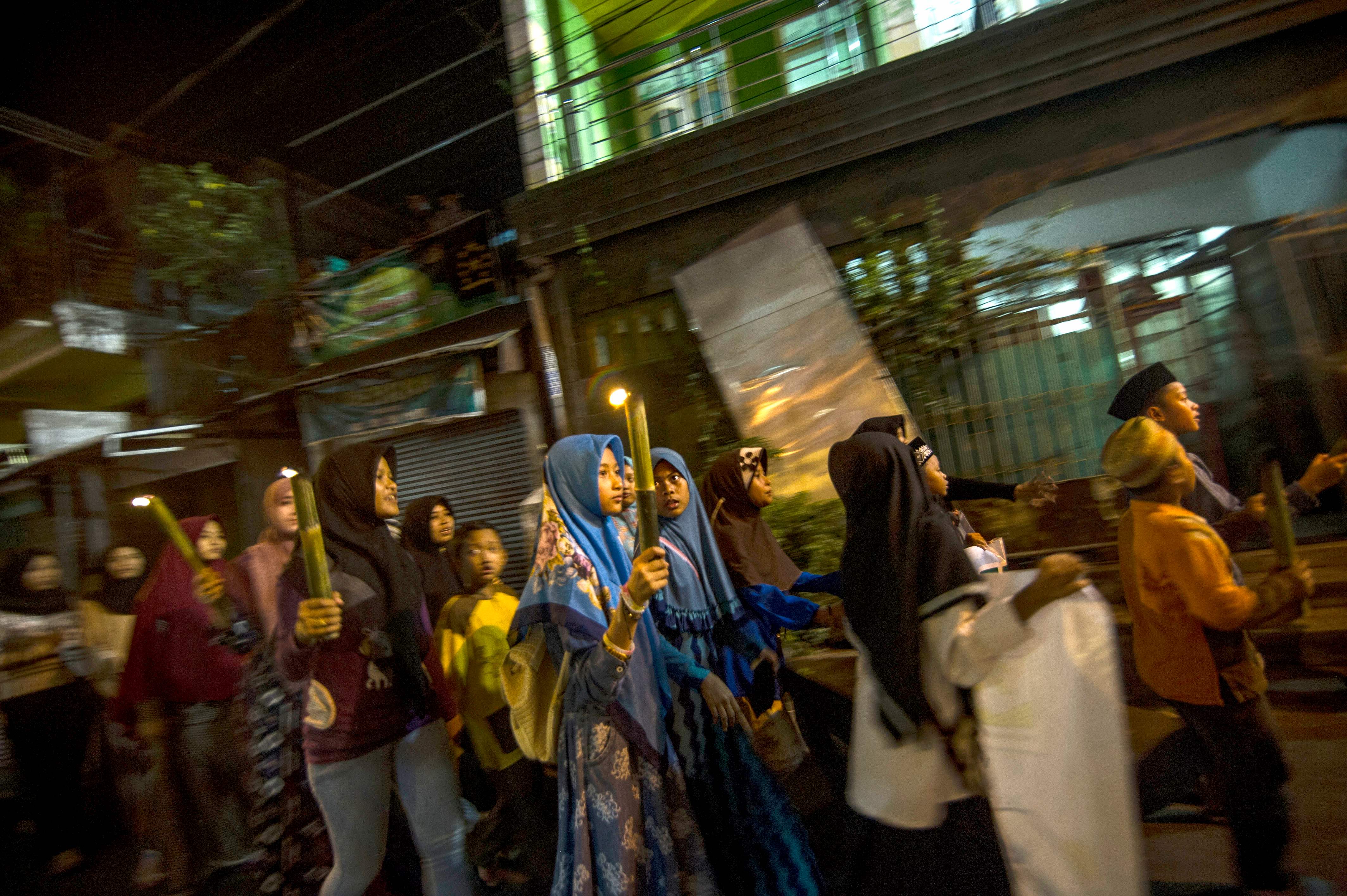 الفتيات فى اندونيسيا يستقبلون شهر رمضان بالشموع