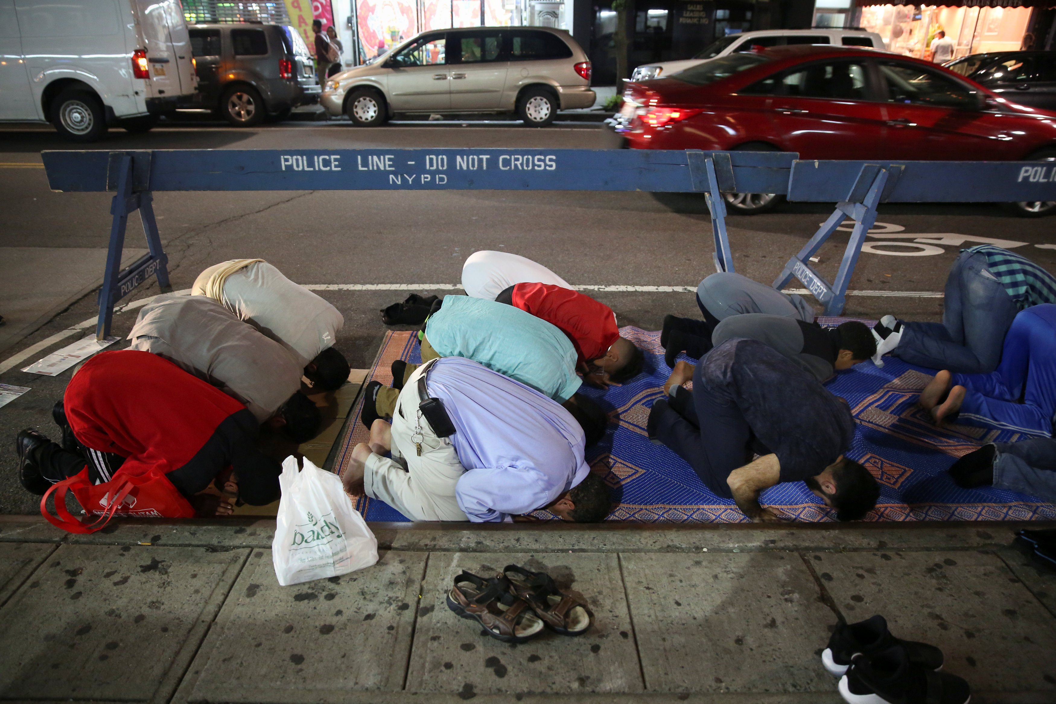 مسلمو أمريكا يصلون خارج الجمعية الإسلامية في خليج ريدج ببروكلين بنيويورك