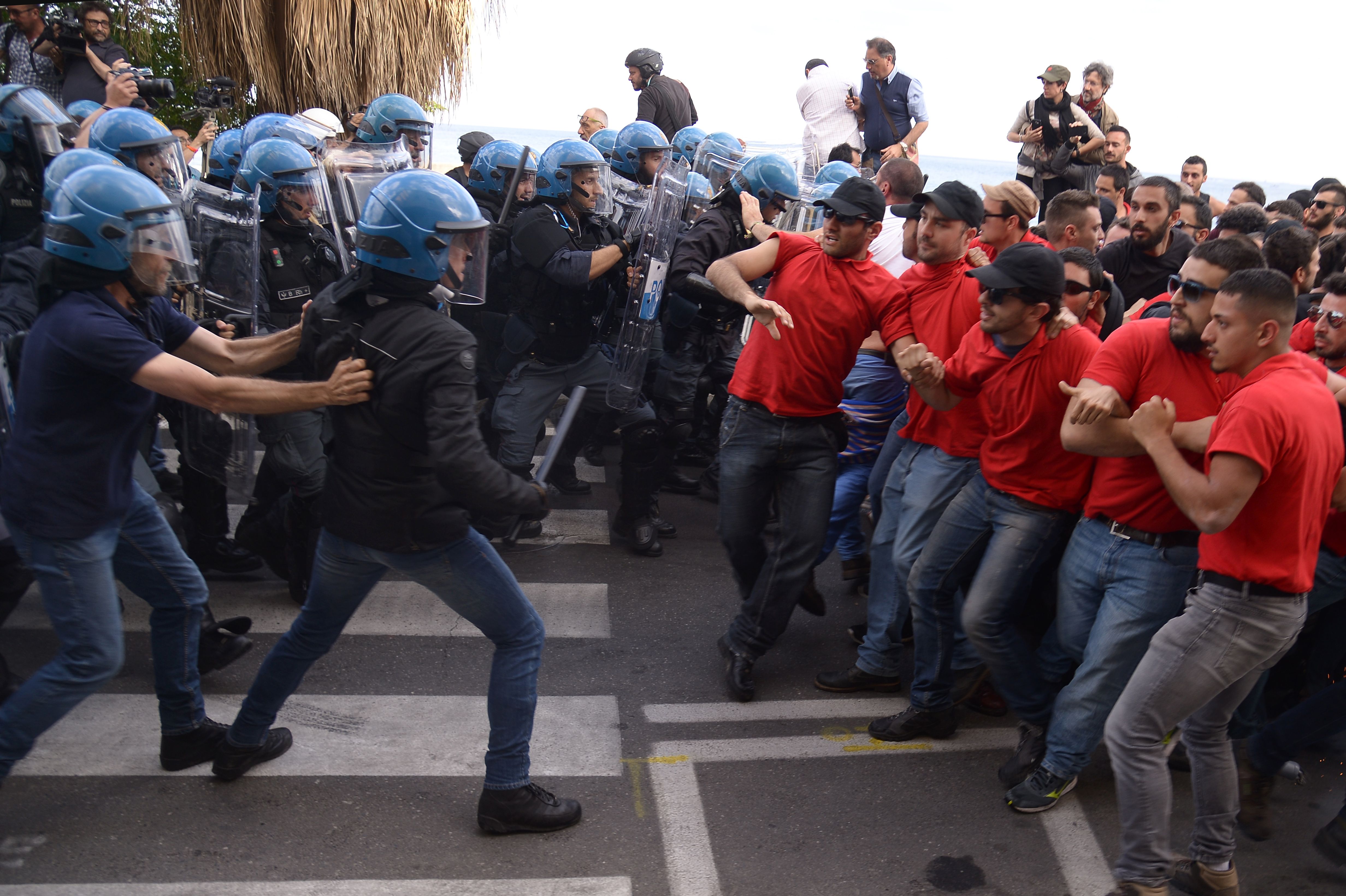 متظاهرون يواجهون قوات الأمن الإيطالية