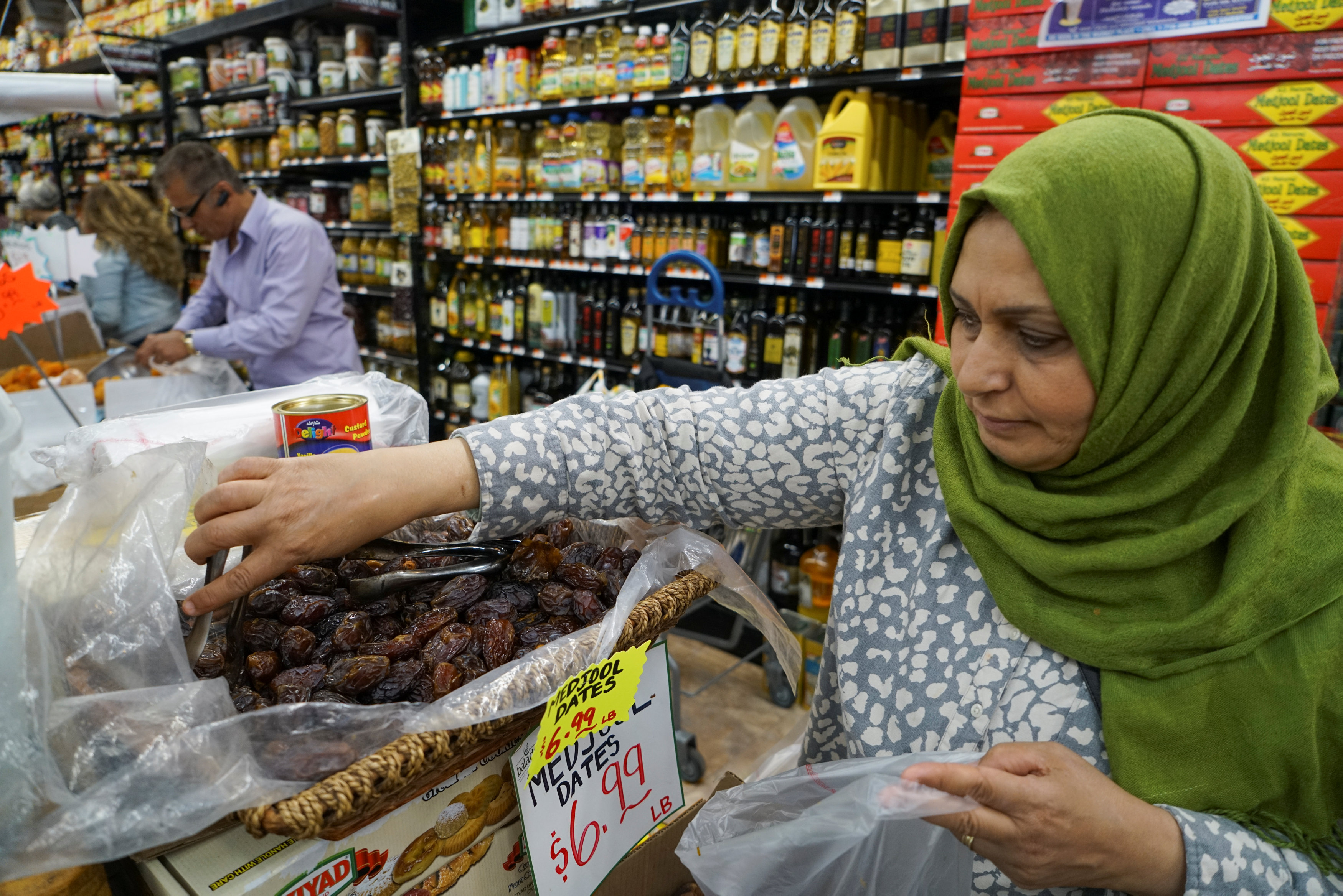مسلمة فى أمريكا تشترى التمر بمناسبة شهر رمضان
