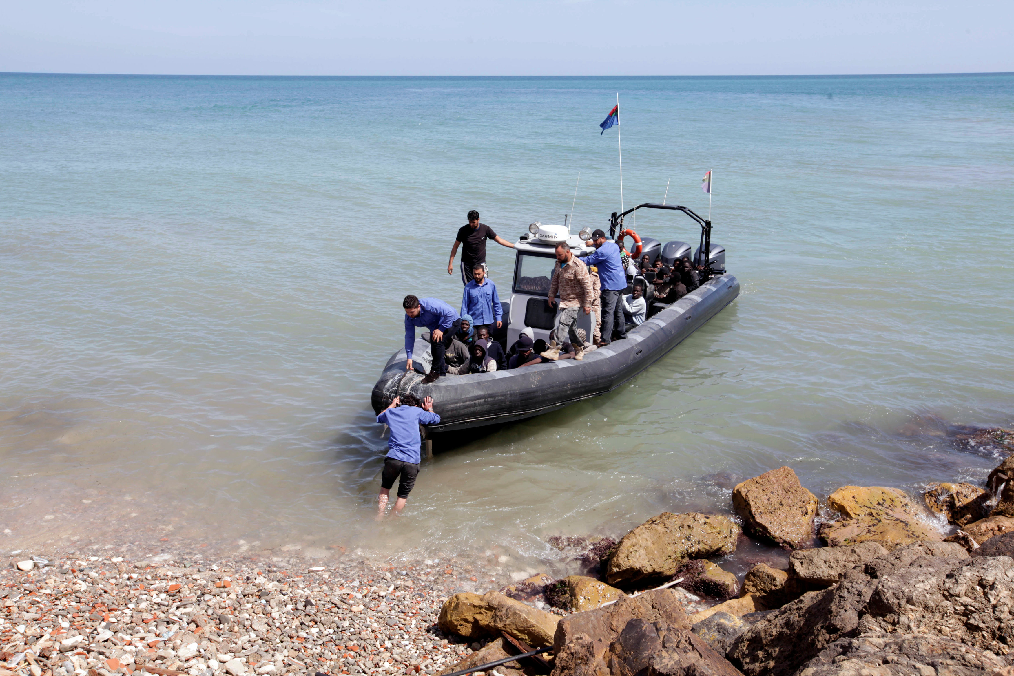 خفر سواحل  ليبيا ينقل مجموعة من المهاجرين من وسط البحر