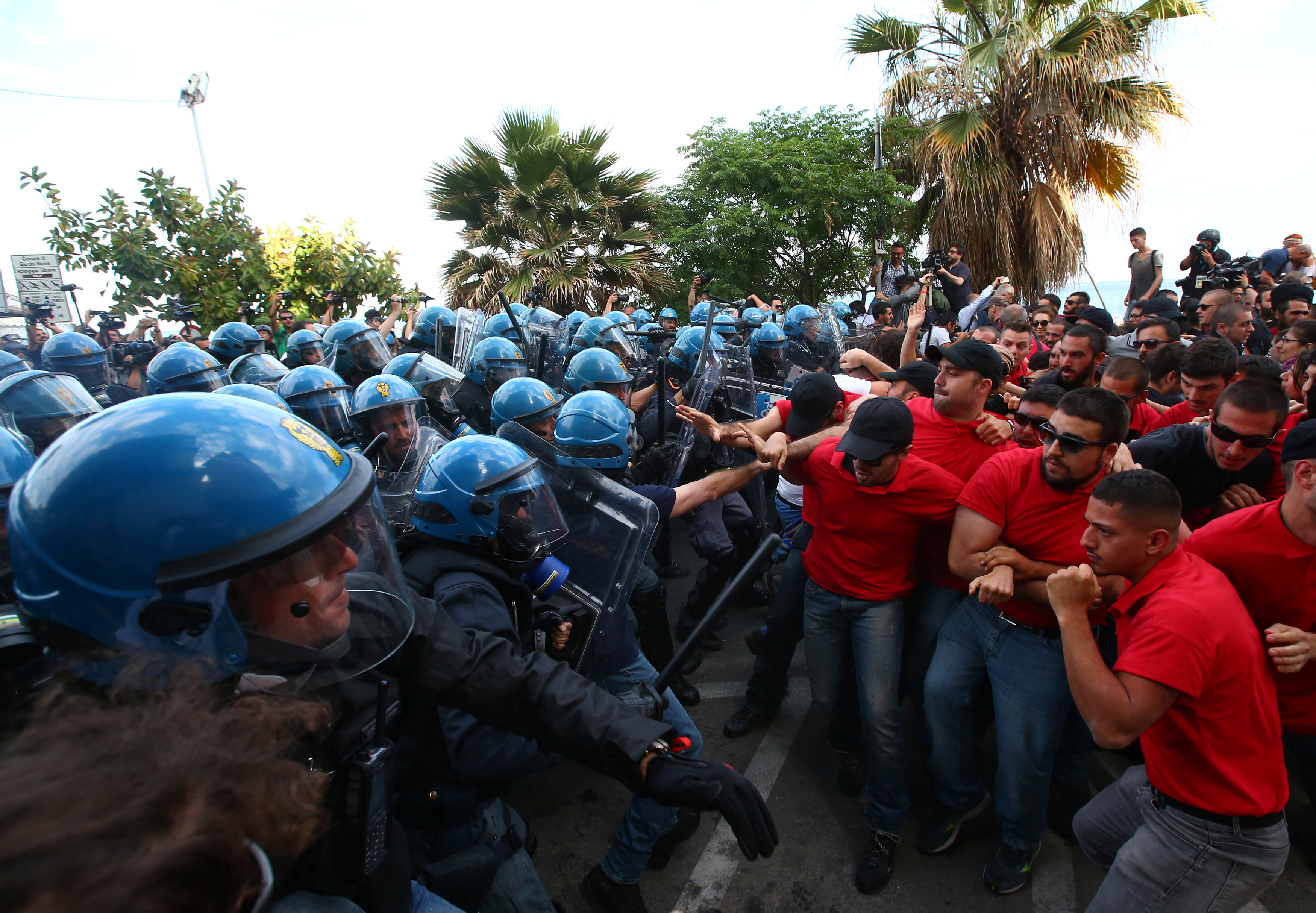 الشرطة الإيطالية تواجه المتظاهرين