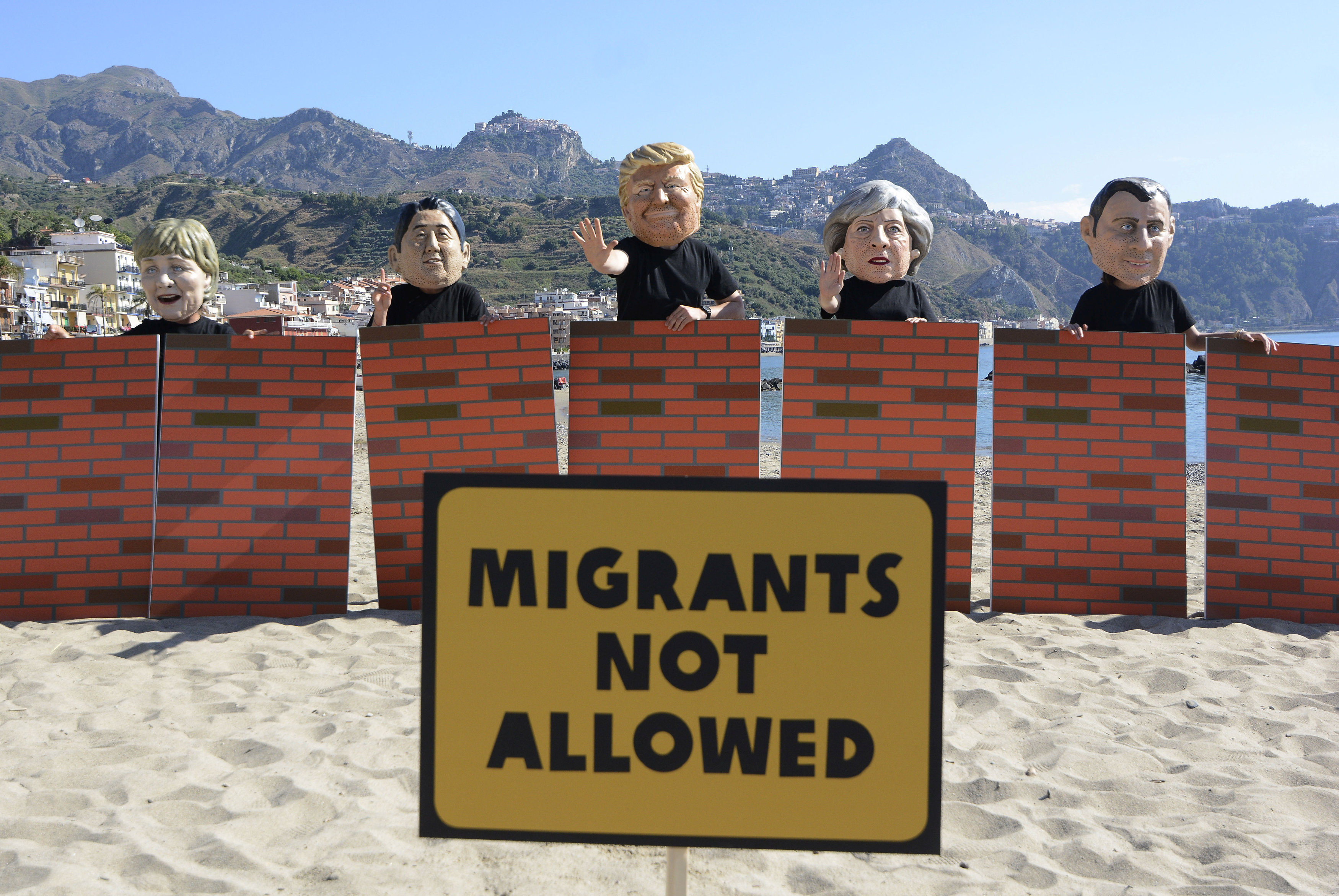 لافتة مكتوب عليها لا يسمح للمهاجرين