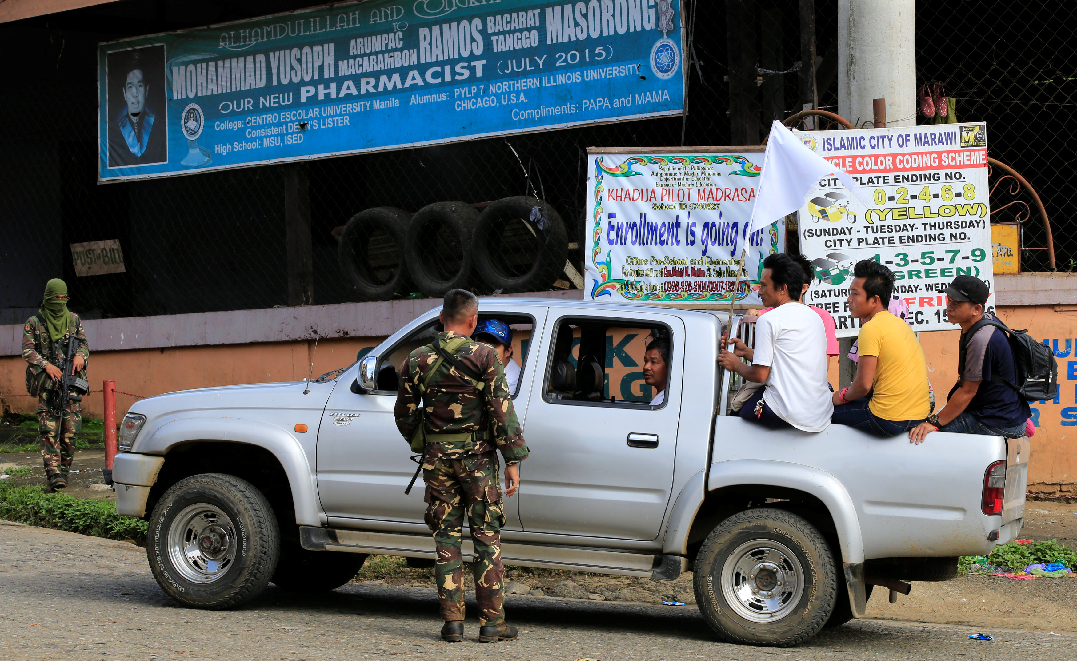 الجيش الفلبينى يستوقف سيارة على متنها ركاب مدنيين