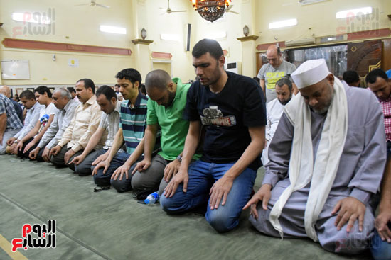 فى أجواء إيمانية.. المصلون يؤدون صلاة التراويح فى أول ليالى رمضان (14)