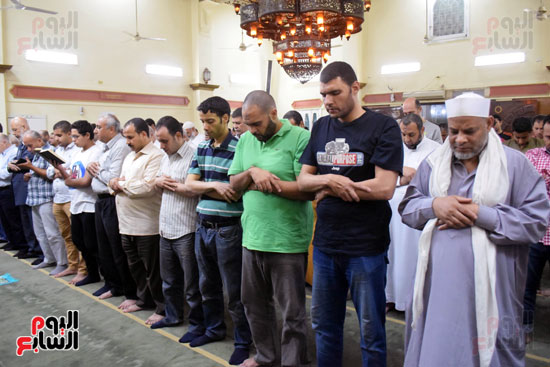 فى أجواء إيمانية.. المصلون يؤدون صلاة التراويح فى أول ليالى رمضان (8)