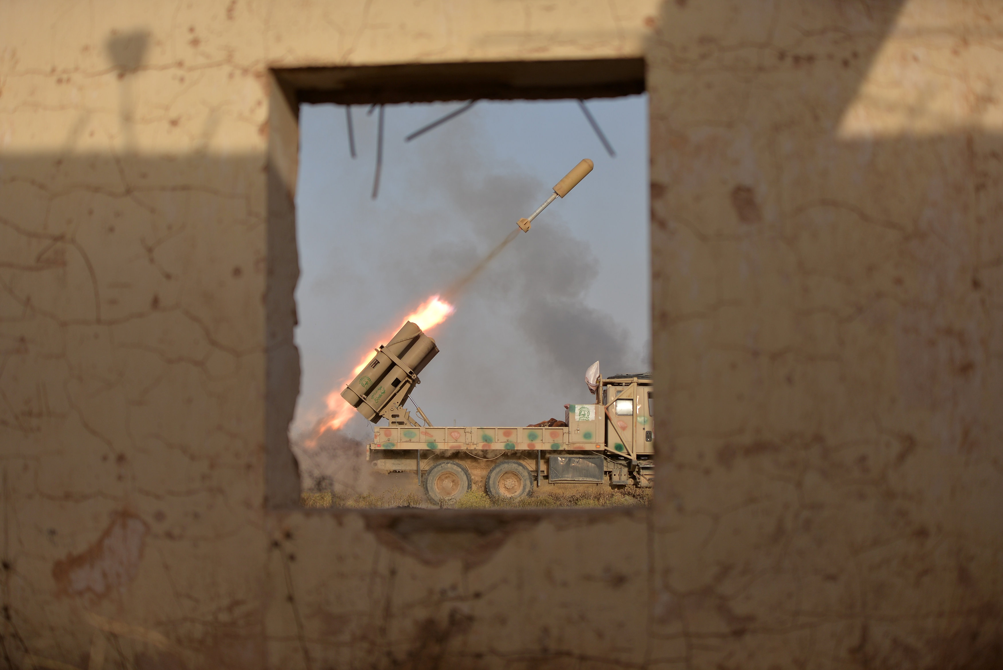 قوات الحشد الشعبى تطلق صواريخ على داعش فى البعاج