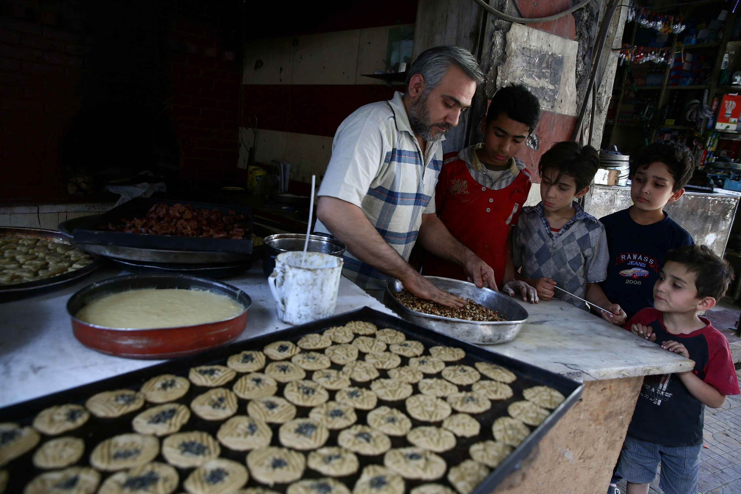 تجهيز الحلويات والكعك بمناسبة شهر رمضان فى سوريا
