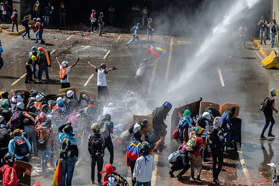 إطلاق رشاشات المياه ضد المحتجين