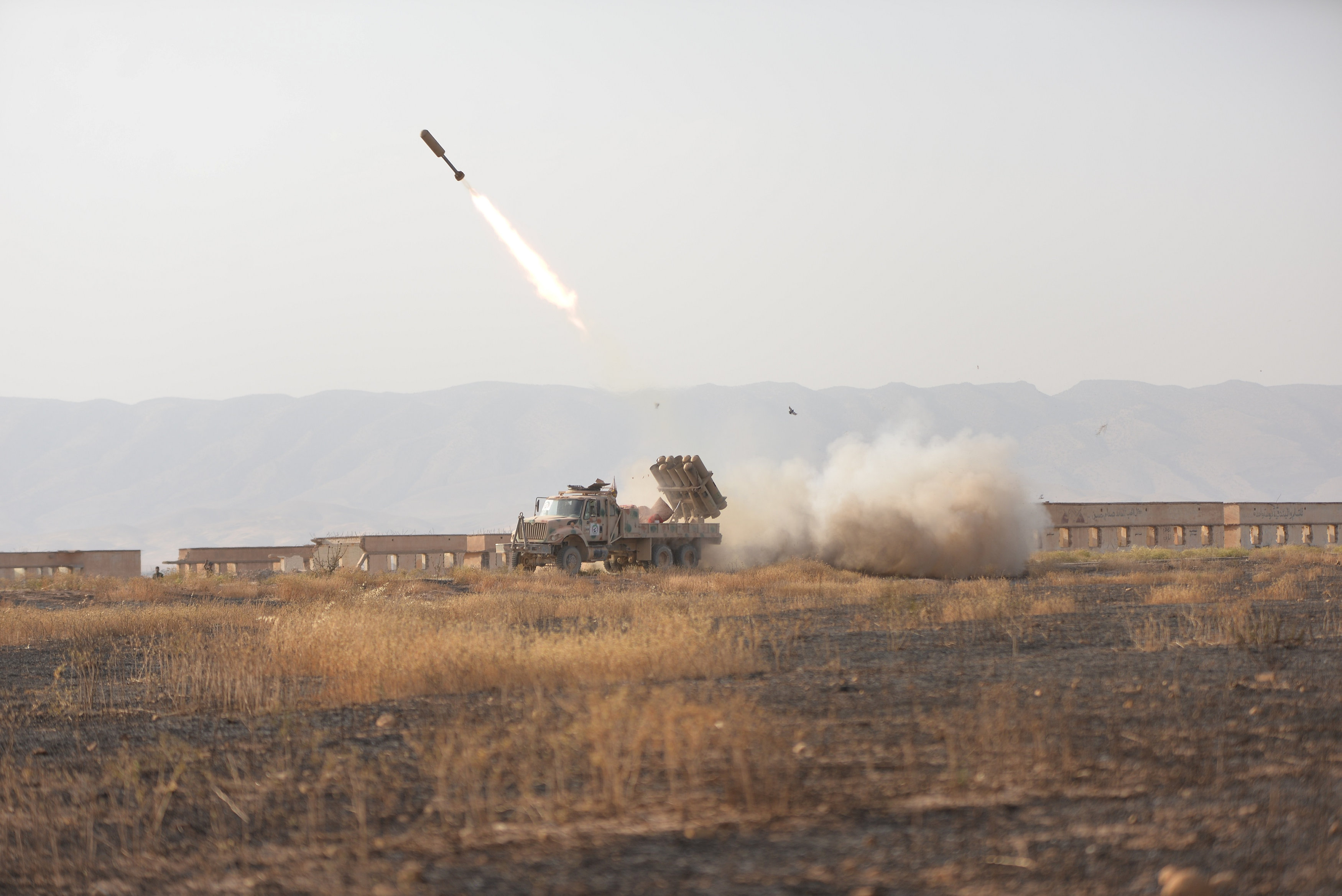 قوات الحشد الشعبى تطلق صواريخ على داعش