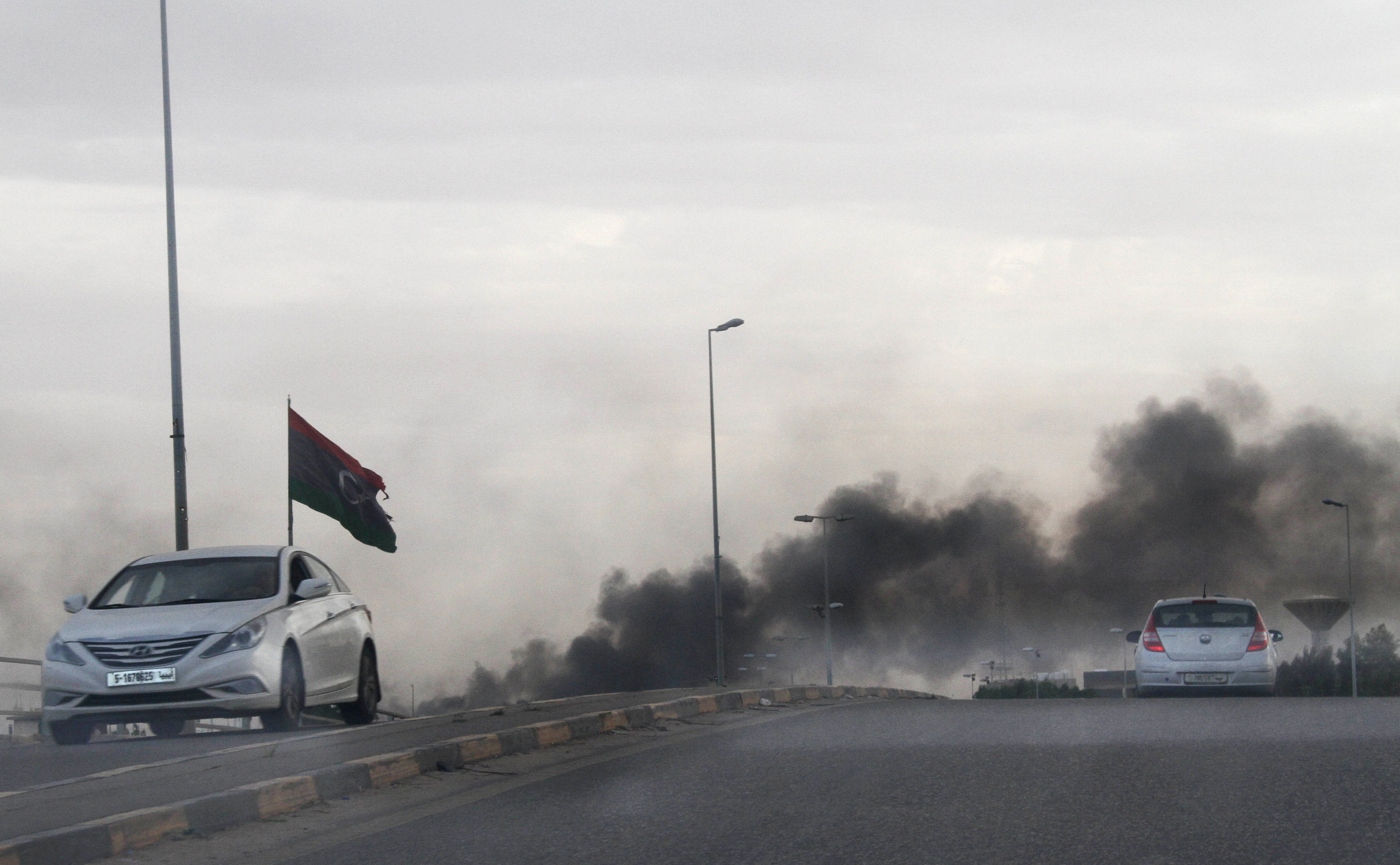 انبعاث الدخان فى طرابلس بعد اشتباكات بين المسلحين