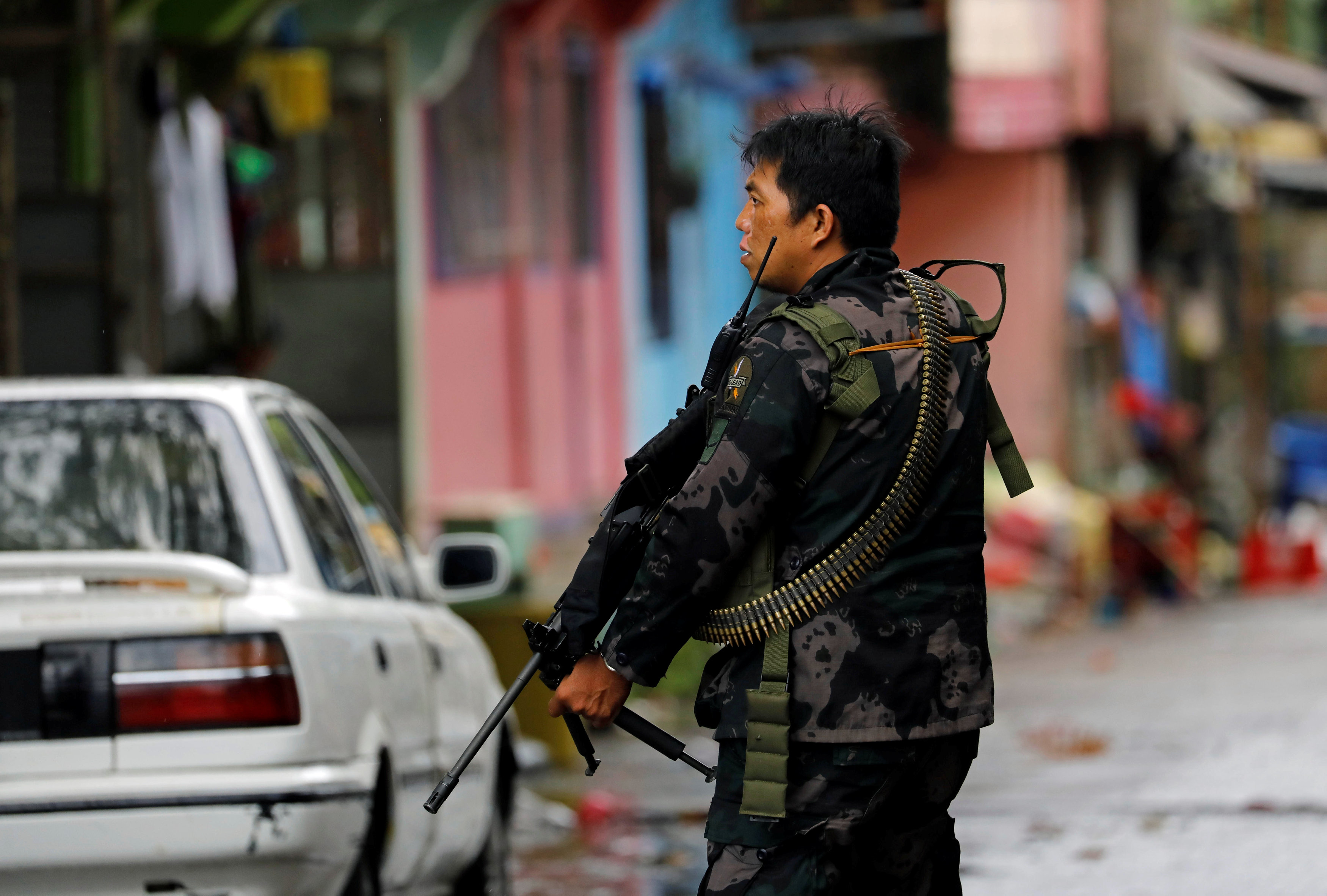أحد عناصر الجيش الفلبينى يسير وسط الشوارع لتطهير أحدى مدن الجنوب من المتشددين