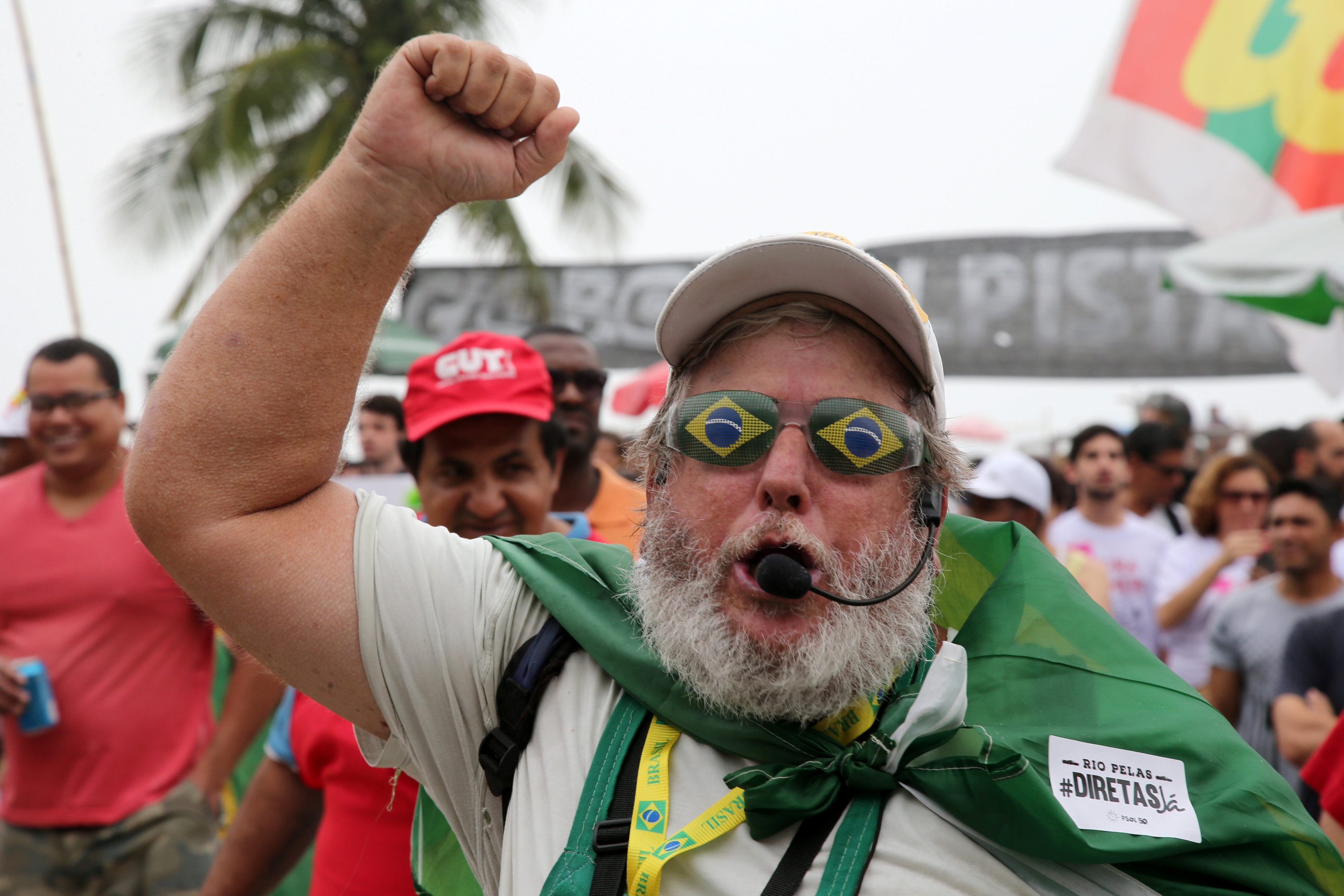 متظاهر يرتدى العلم البرازيلى