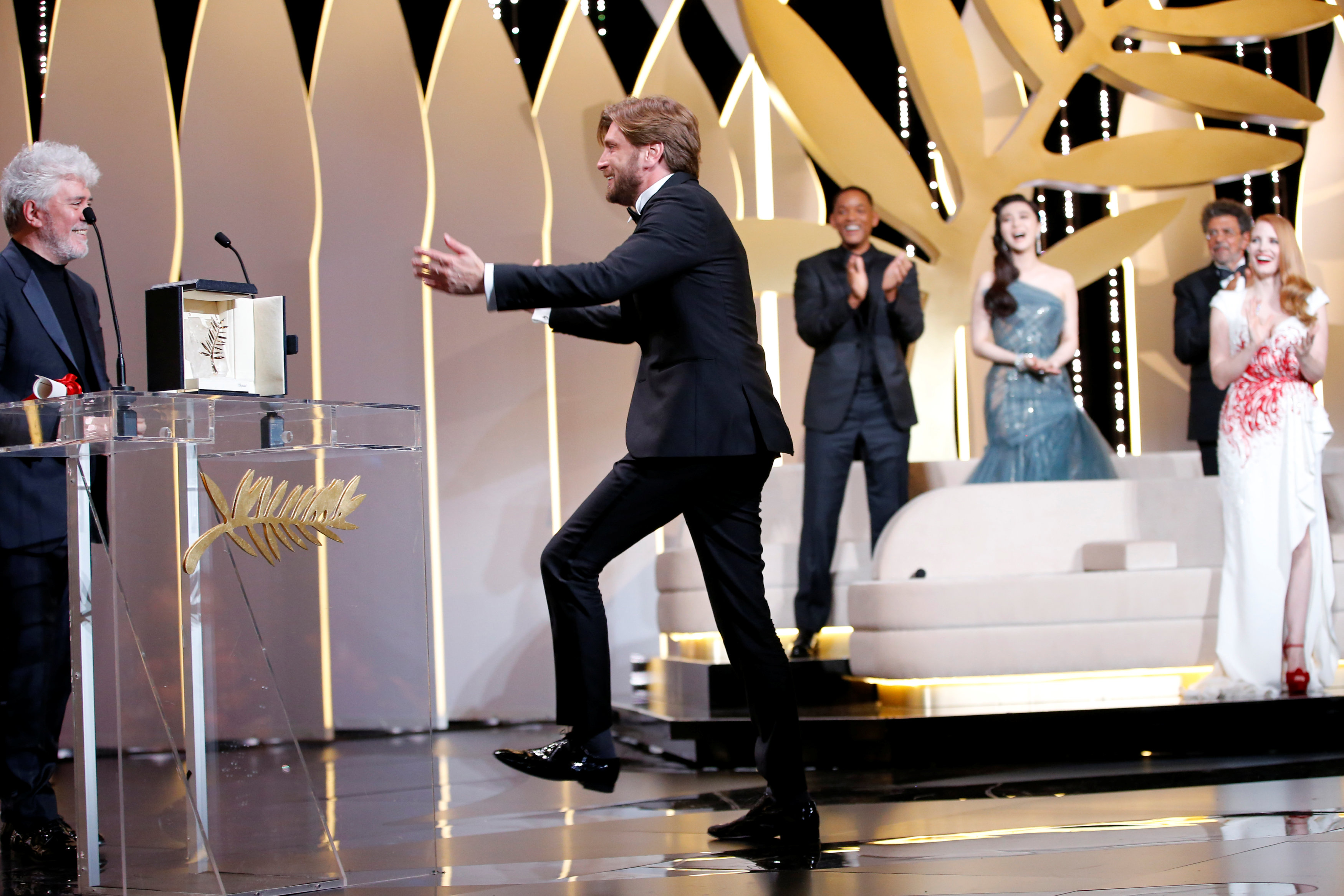 روبن أوستلوند يسلم جائزة السعفة الذهبية فى مهرجان كان