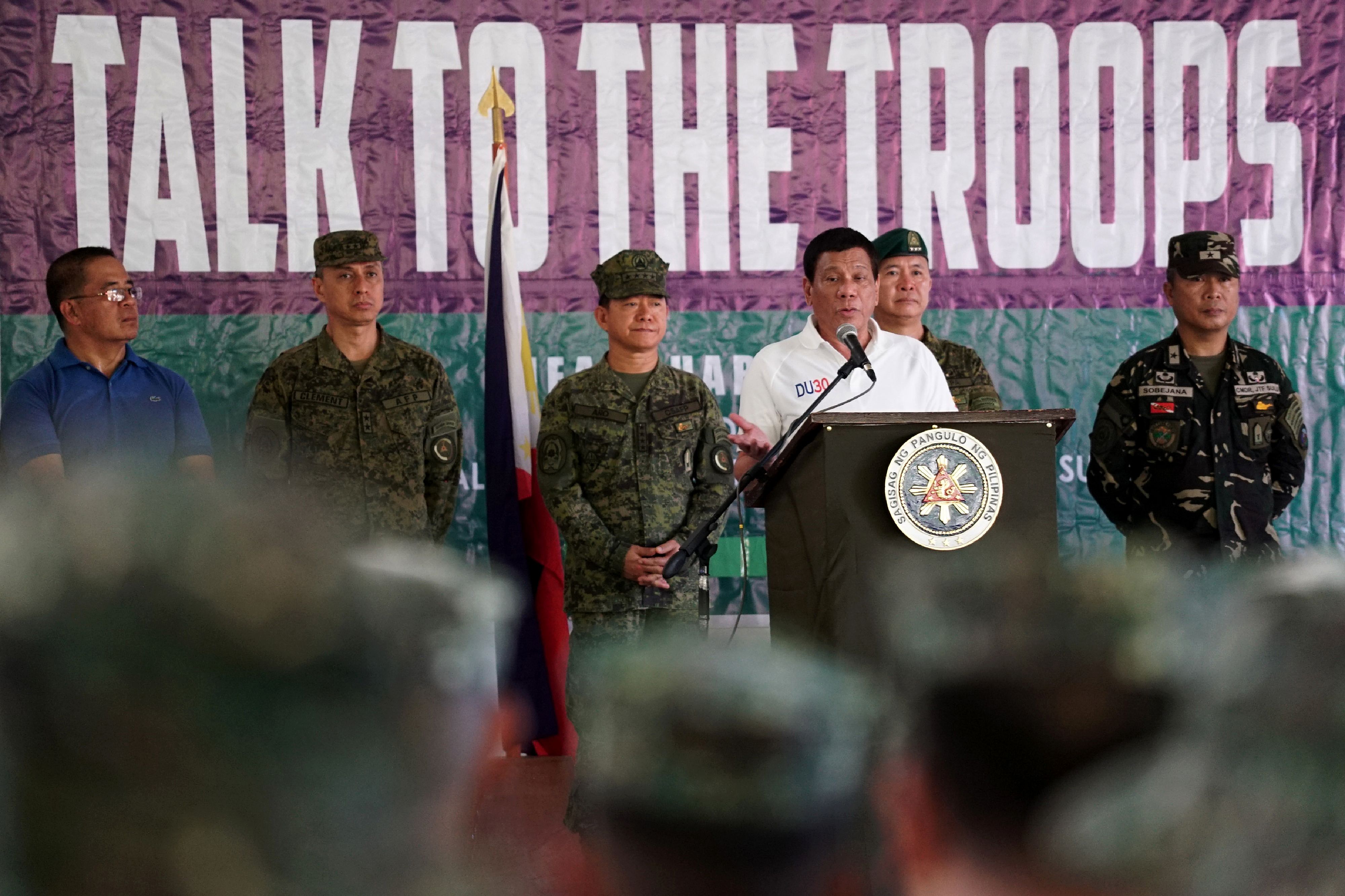 رودريجو دوتيرتى الرئيس الفلبينى يخاطب جنوده