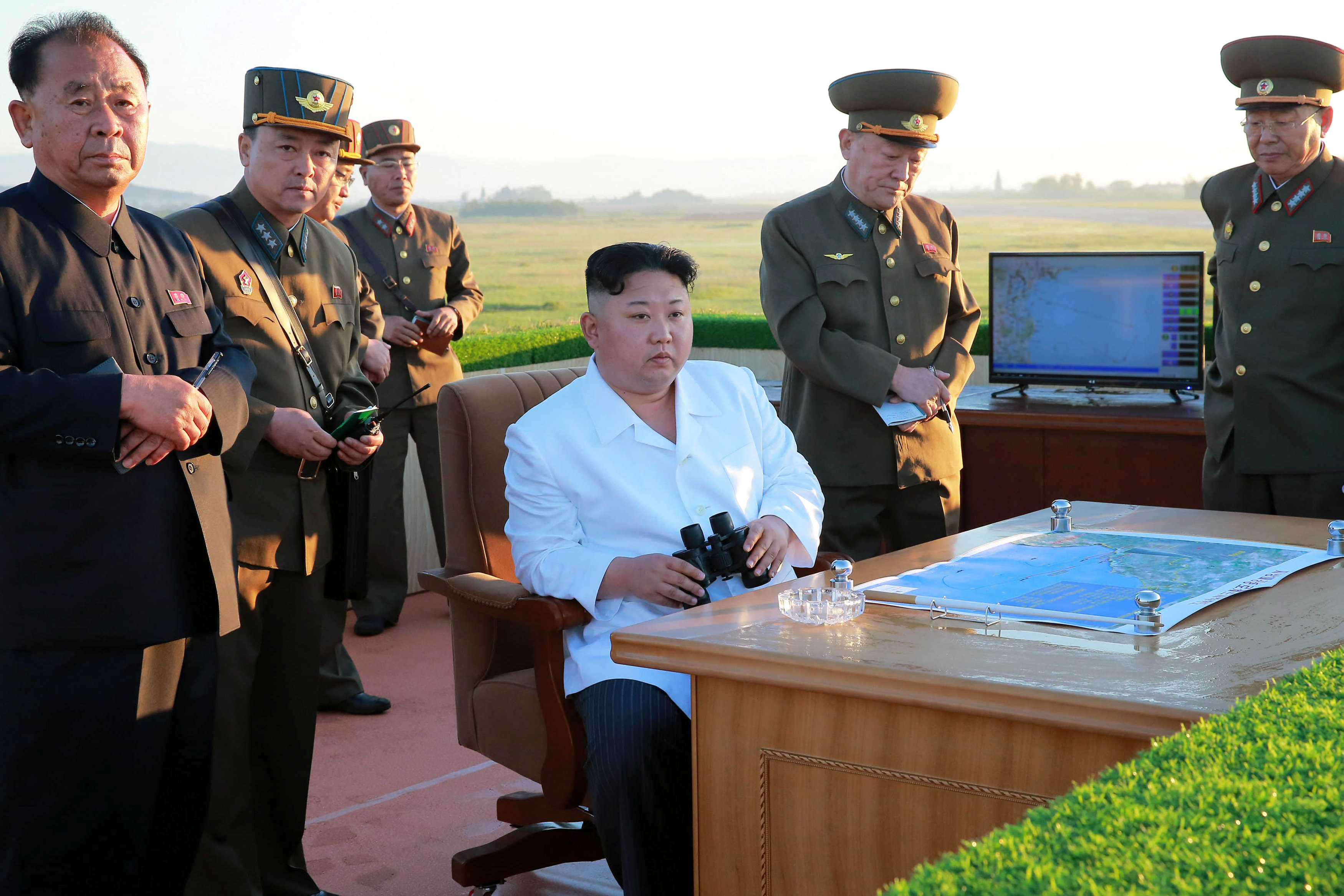 زعيم كوريا الشمالية ينتظر لحطة اطلاق صاروخ مضاد للطائرات