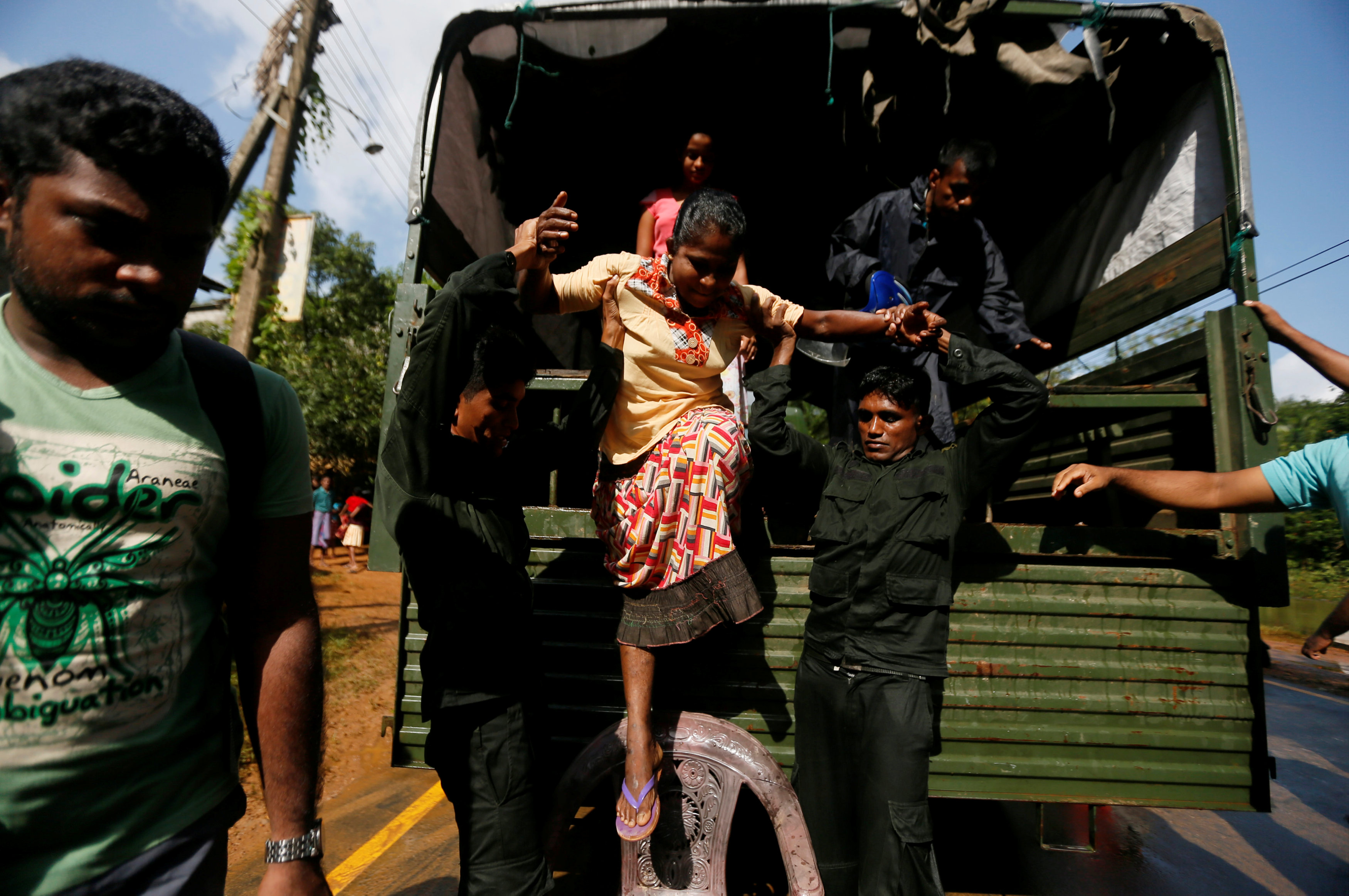 إجلاء الأسر المتضررة من السيول فى سريلانكا