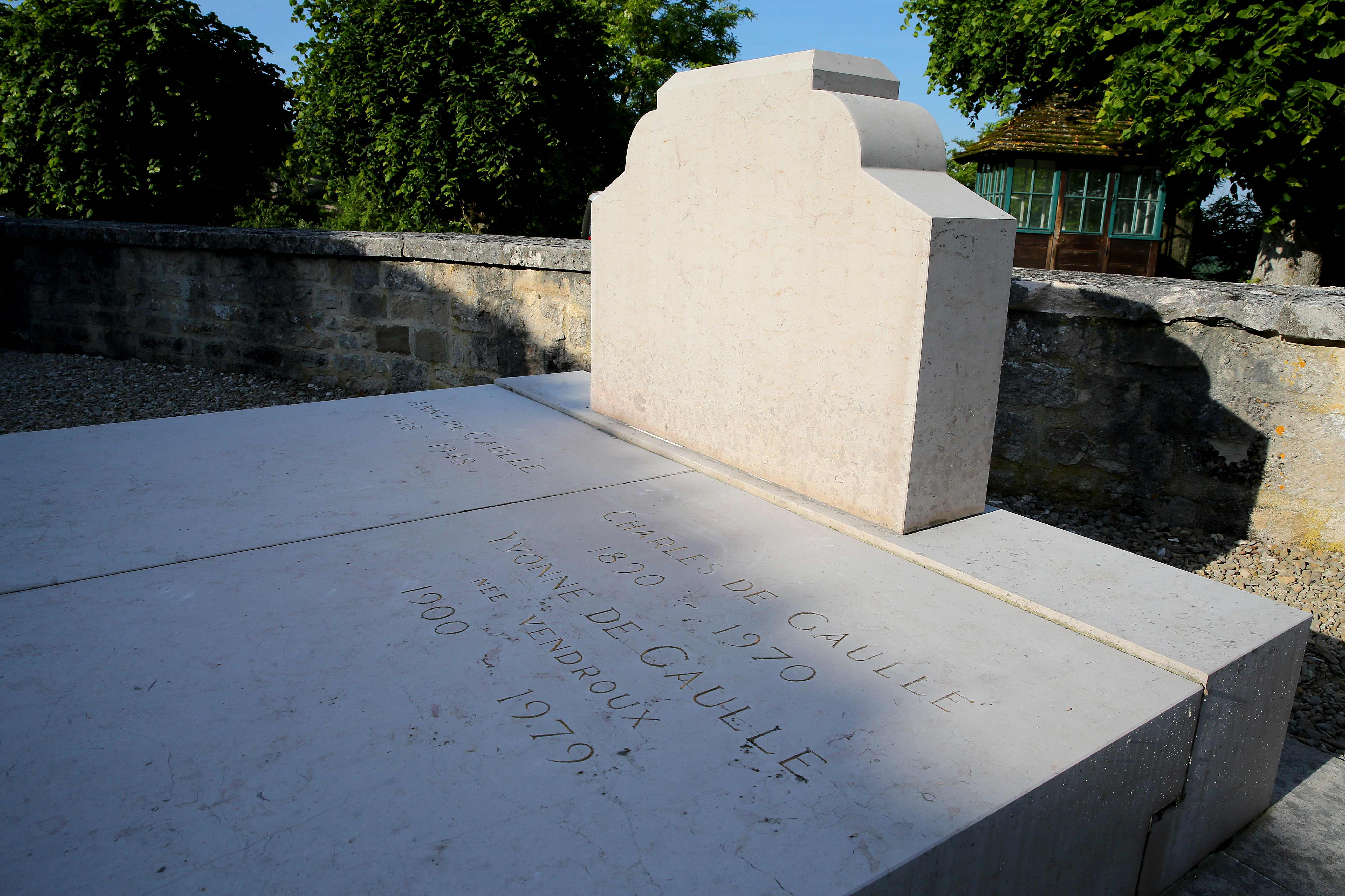 مجهول يخرب مقبرة الجنرال شارل ديجول فى فرنسا
