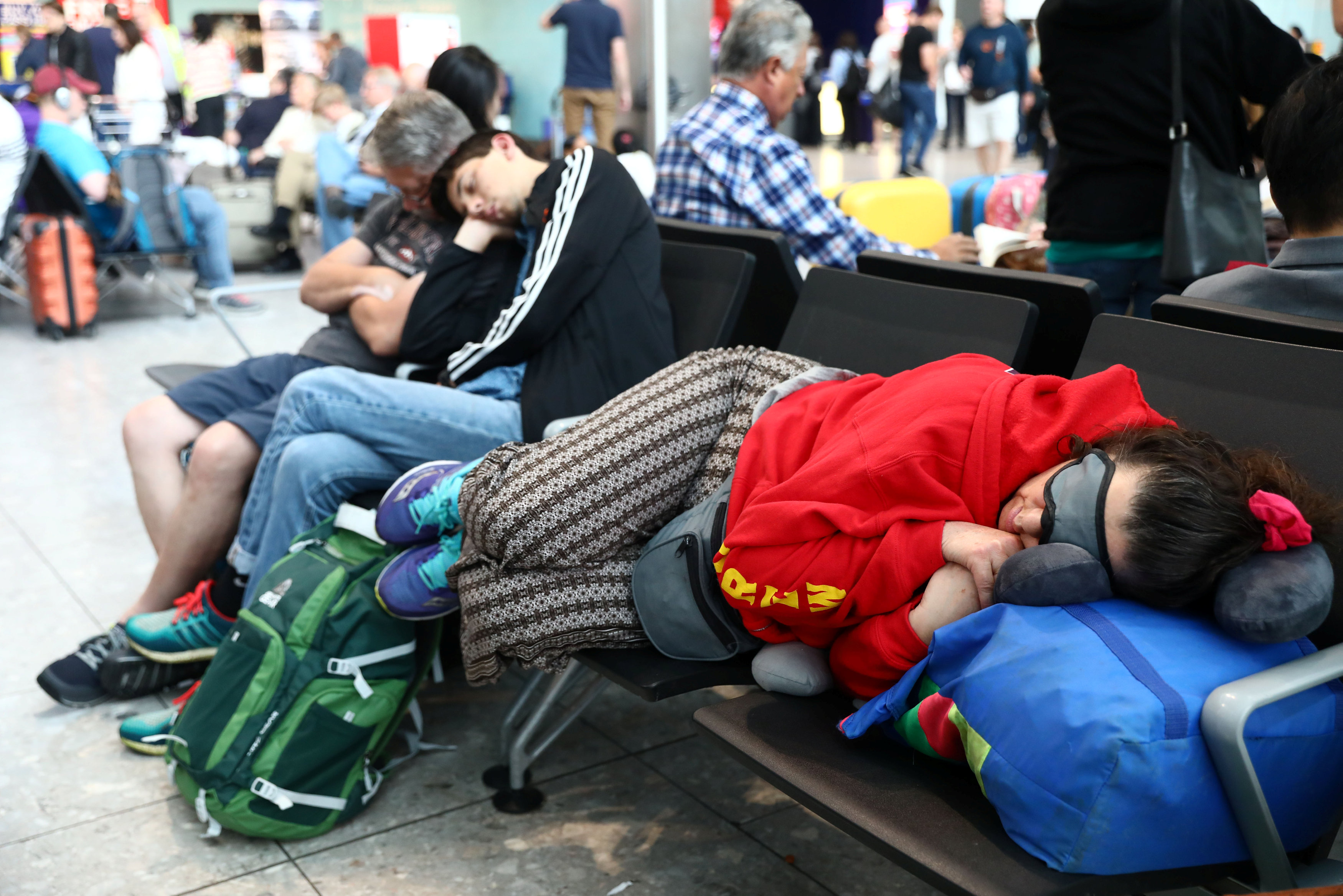 المسافرون ينامون على الكراسى فى انتظار انتظام الرحلات