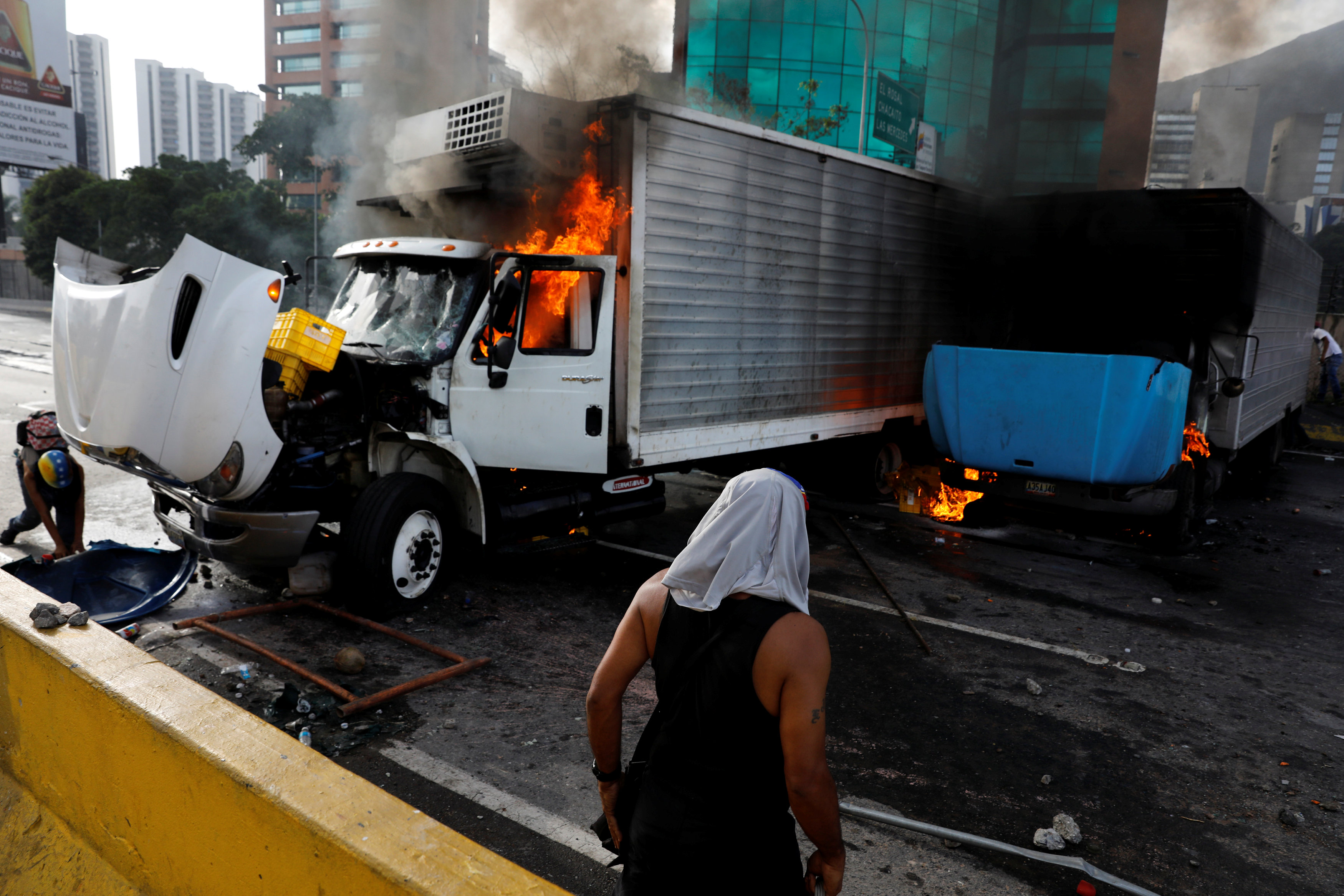 تفحم سيارة فى شارع بفنزويلا