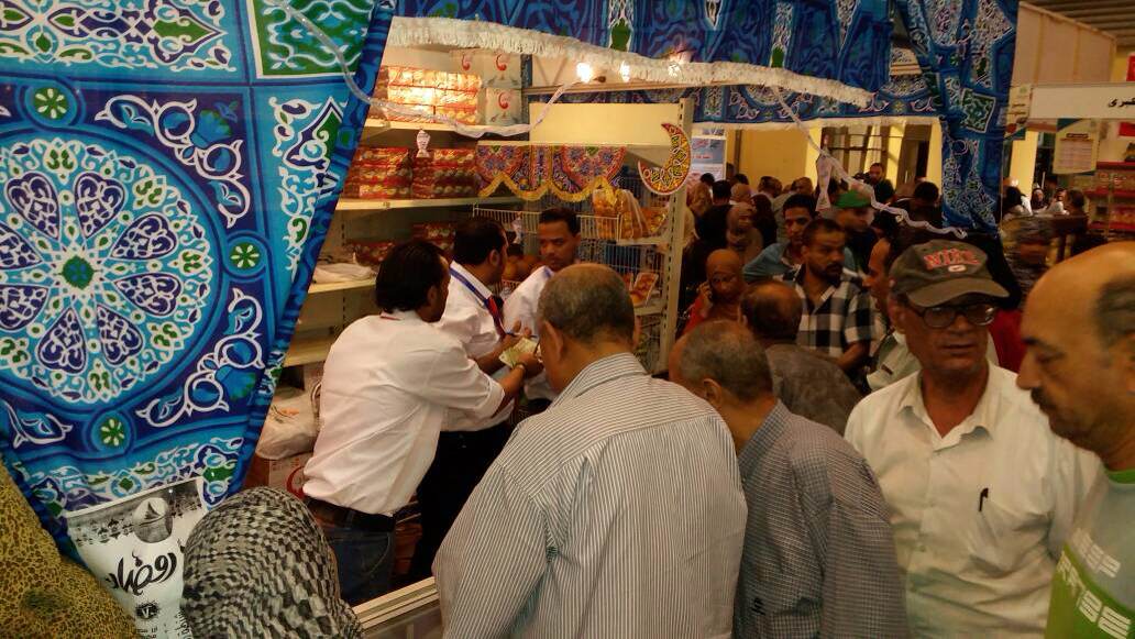 إقبال كبير على  معرض سوبر ماركت أهلا رمضان (6)