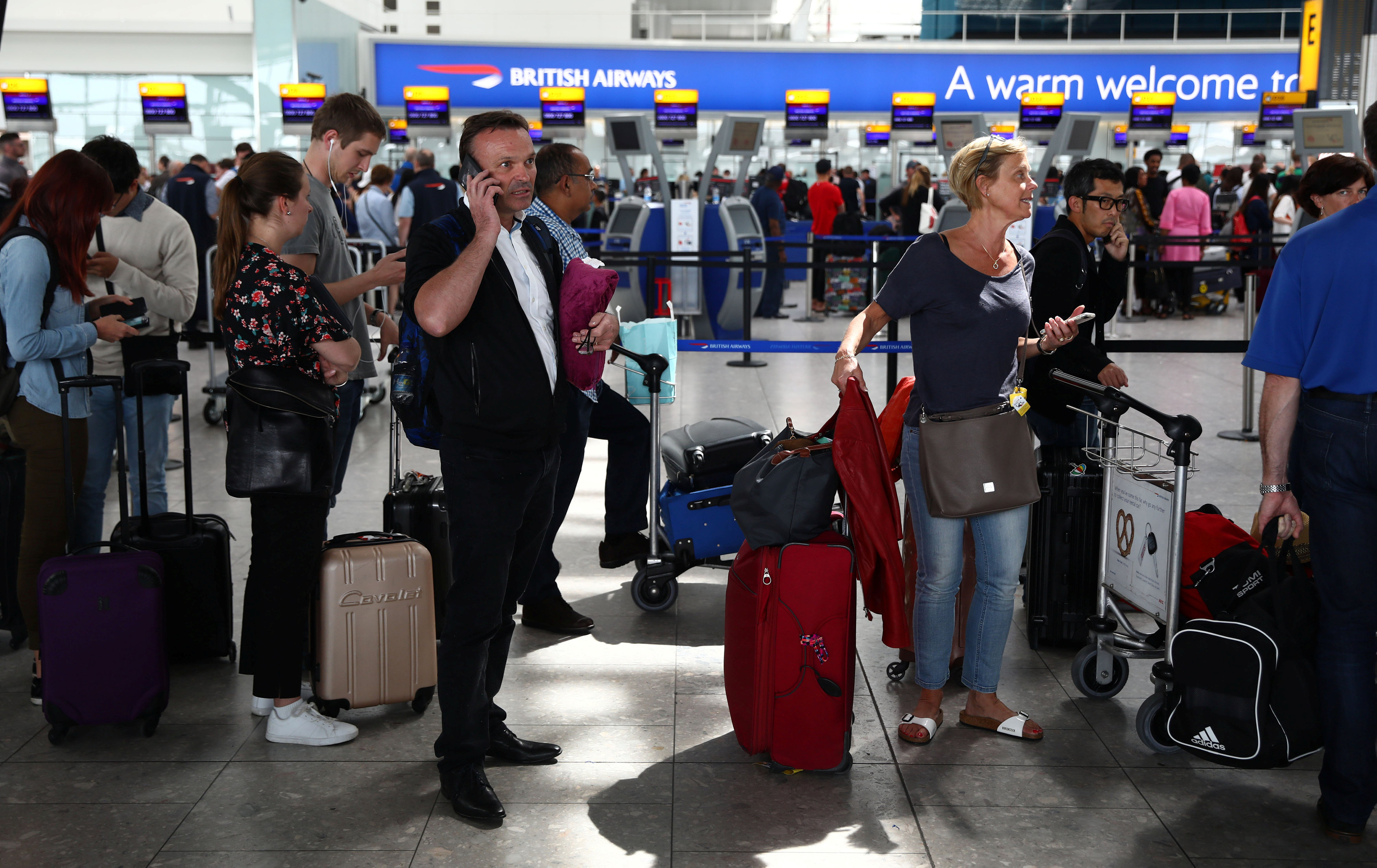 طوابير المسافرون داخل المطارات البريطانية لتأخر الرحلات
