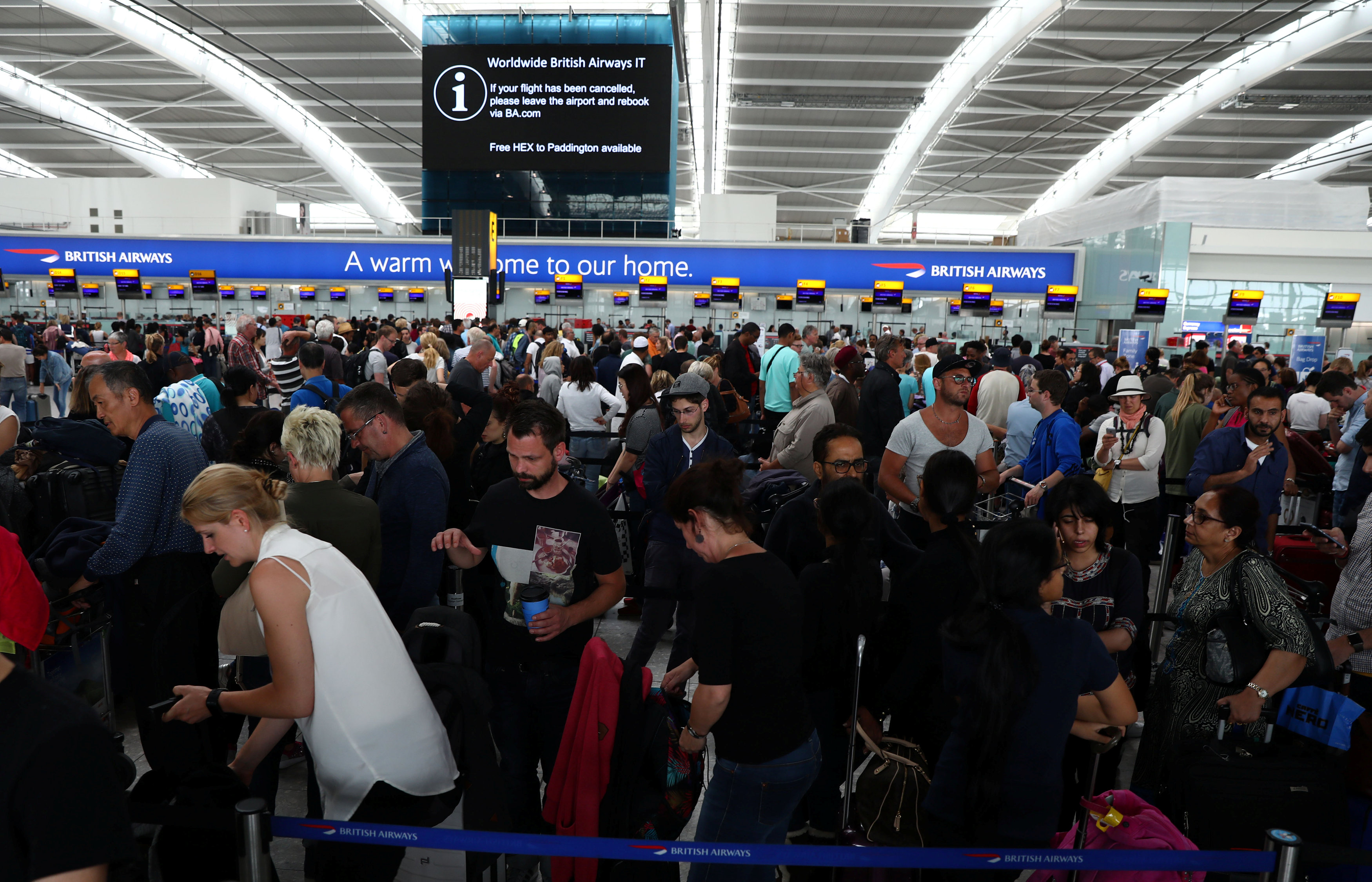 ازدحام شديد فى المطارات البريطانية بسبب تعطل الخطوط الجوية