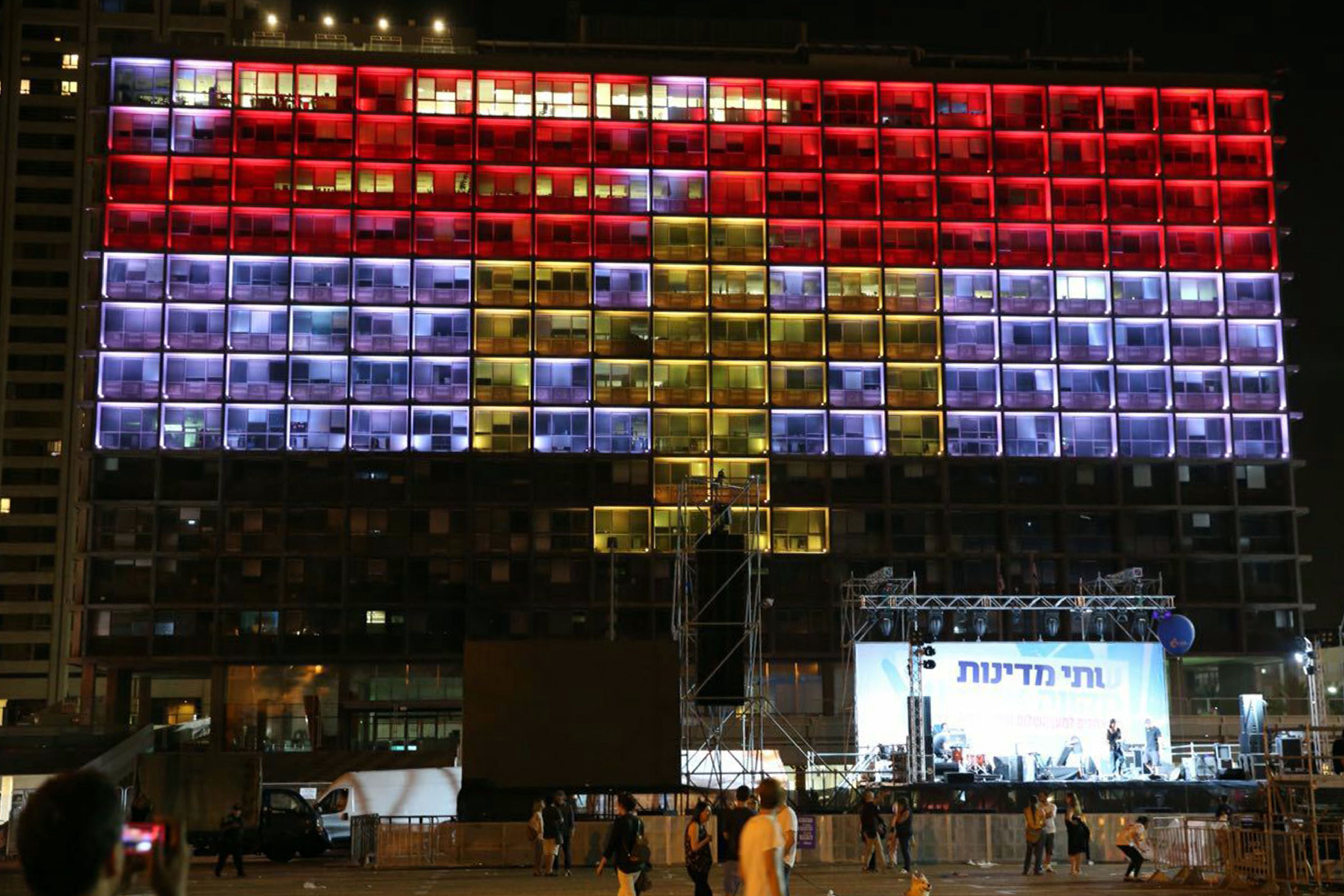 علم مصر على مبنى بتل أبيب تضامنا مع ضحايا المنيا