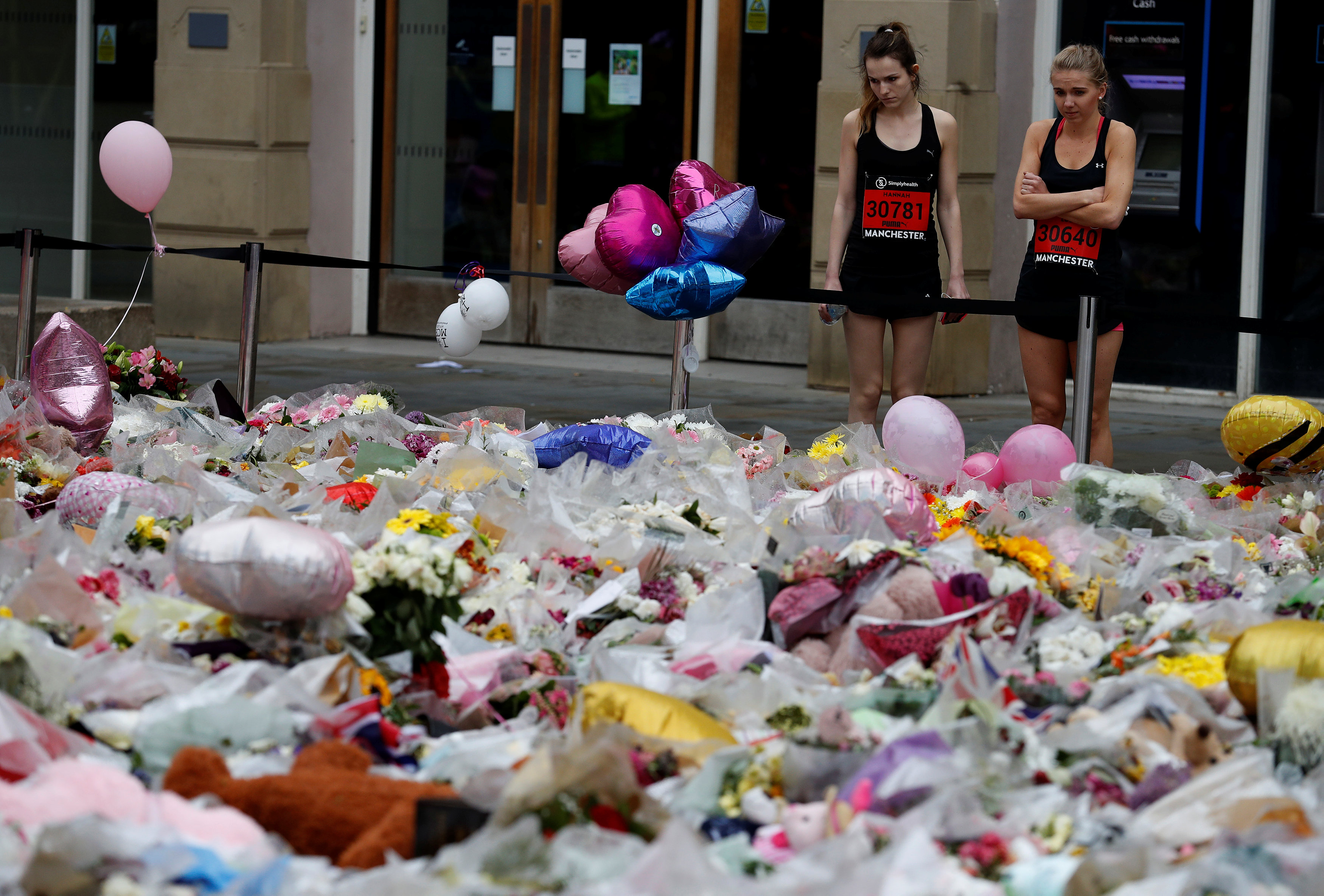 متسابقات مانشستر العظيم يقفن أمام هدايا تذكارية لضحايا الهجوم