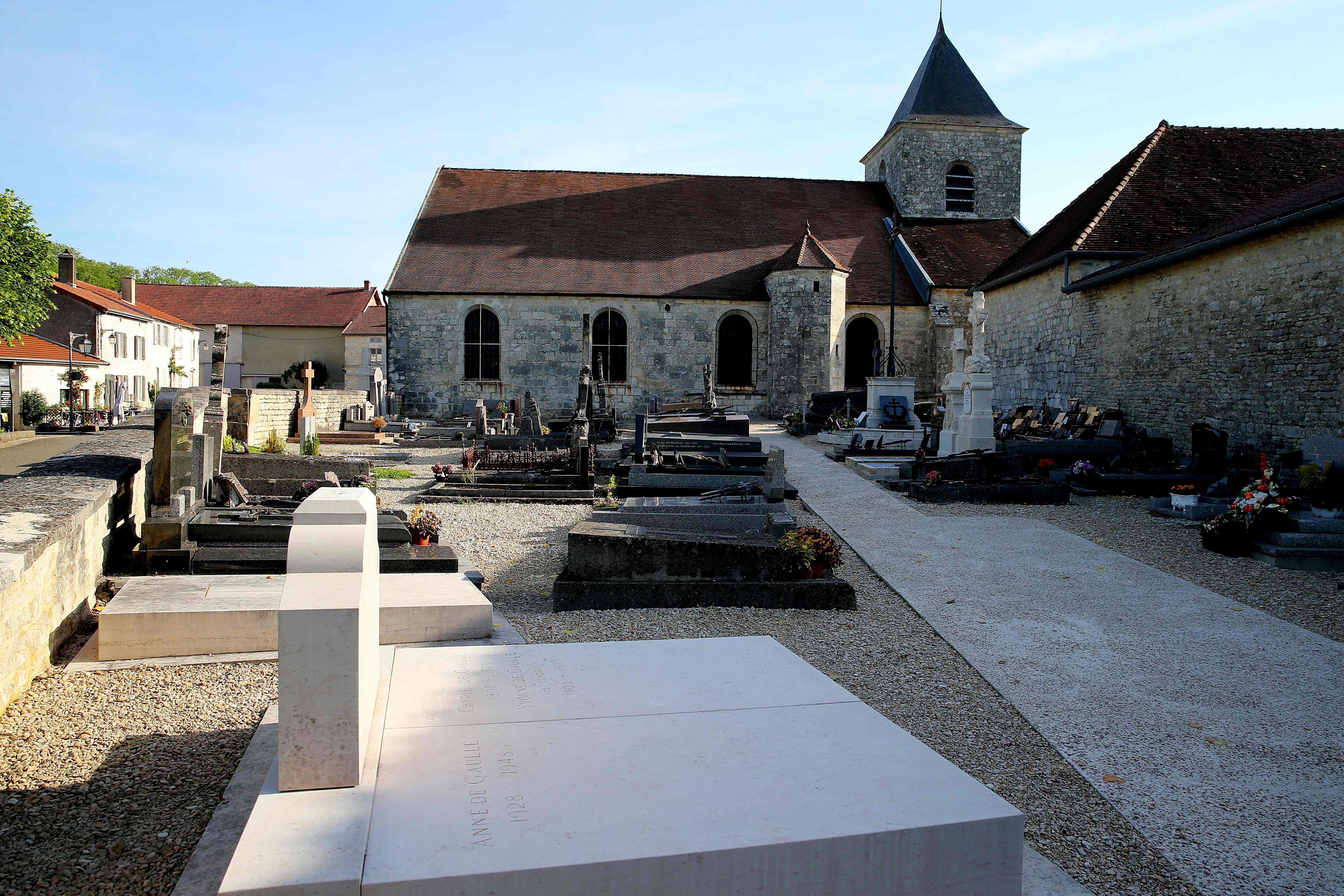 مقبرة الجنرال شارل ديجول بعد عملية التخريب شمال شرق فرنسا