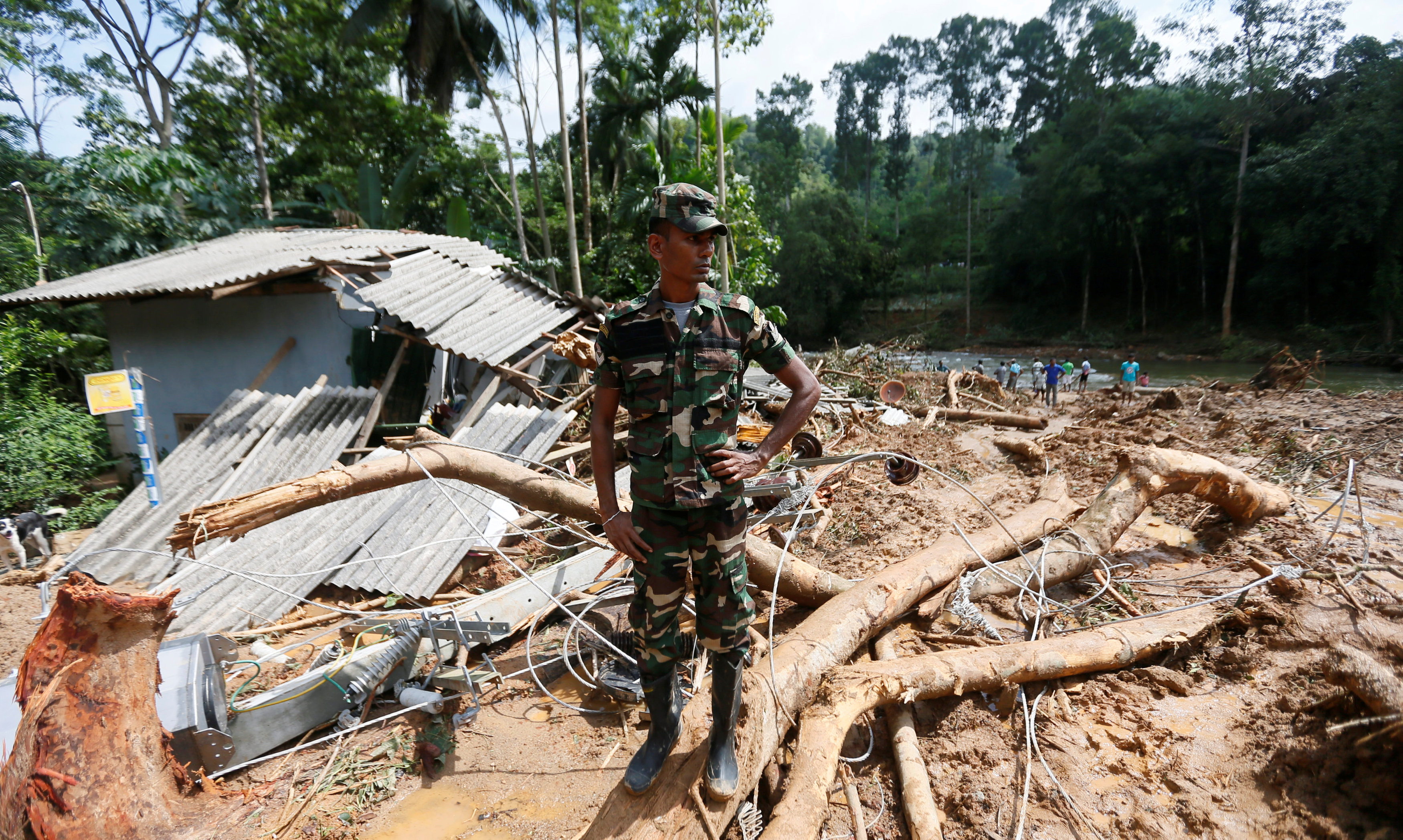 أحد أفراد الجيش يقف وسط أنقاض المنازل فى سريلانكا