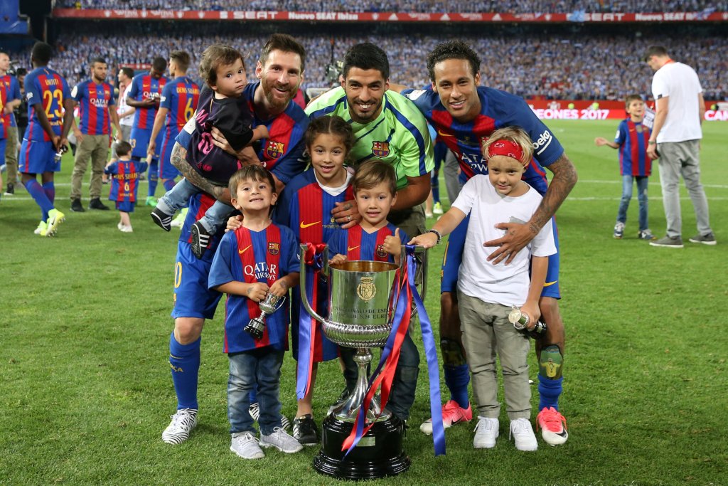 نجوم برشلونة مع ابنائهم