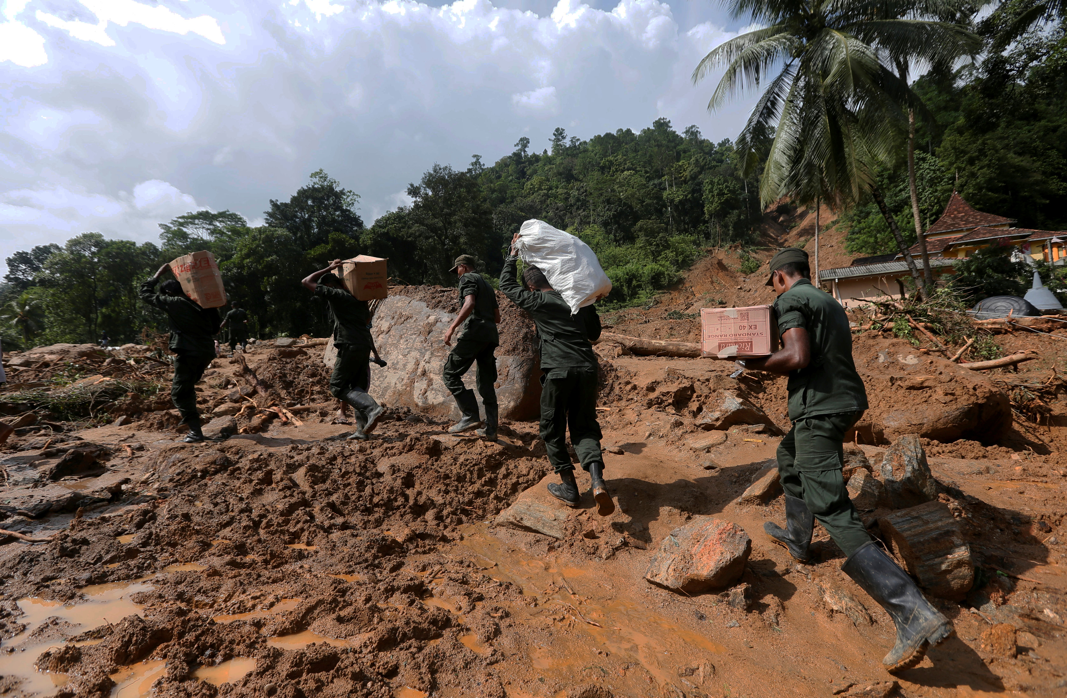 أفراد الجيش ينقلون مواد اغاثة لمتضررى السيول فى سريلانكا