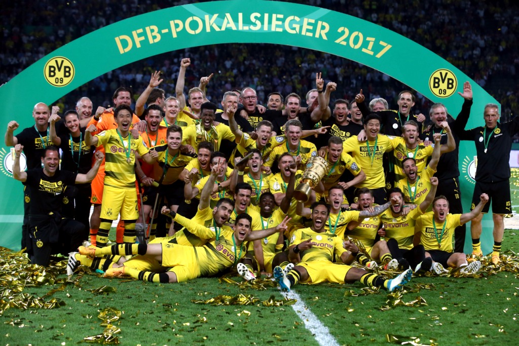 6 - صورة جماعية لأبطال كأس ألمانيا