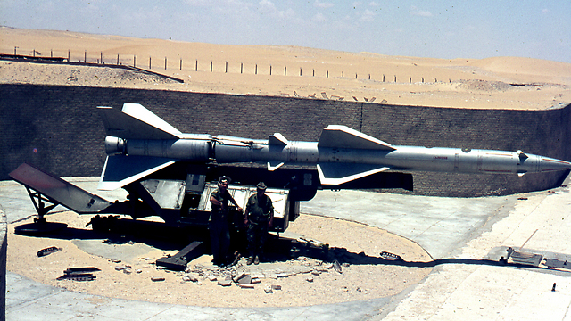 جنود إسرائيليون يلتقطون صورة بجانب صاروخ مصرى